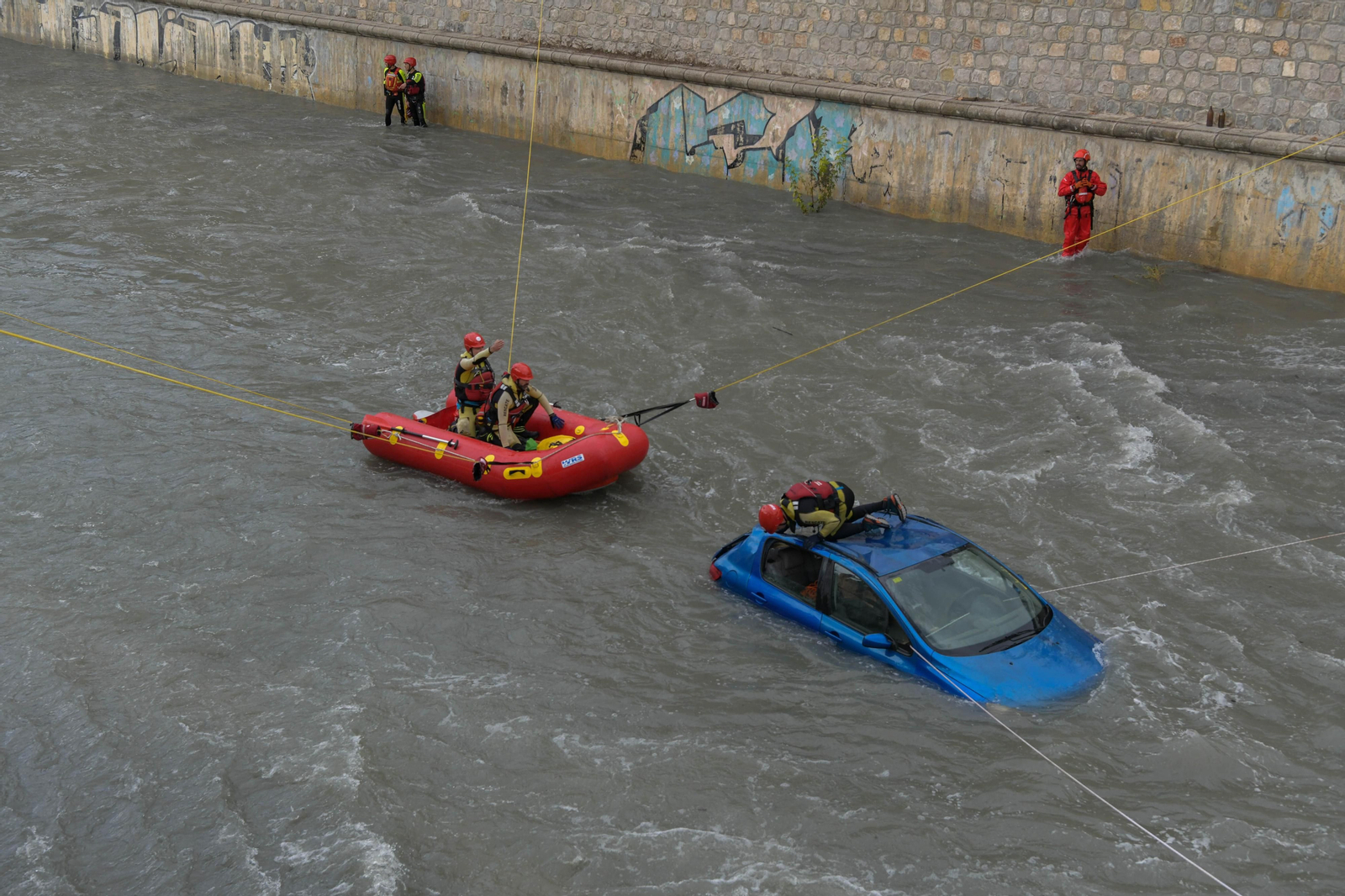 Fotos: Las mejores imágenes del simulacro de rescate de un coche accidentado en el río Genil de Granada