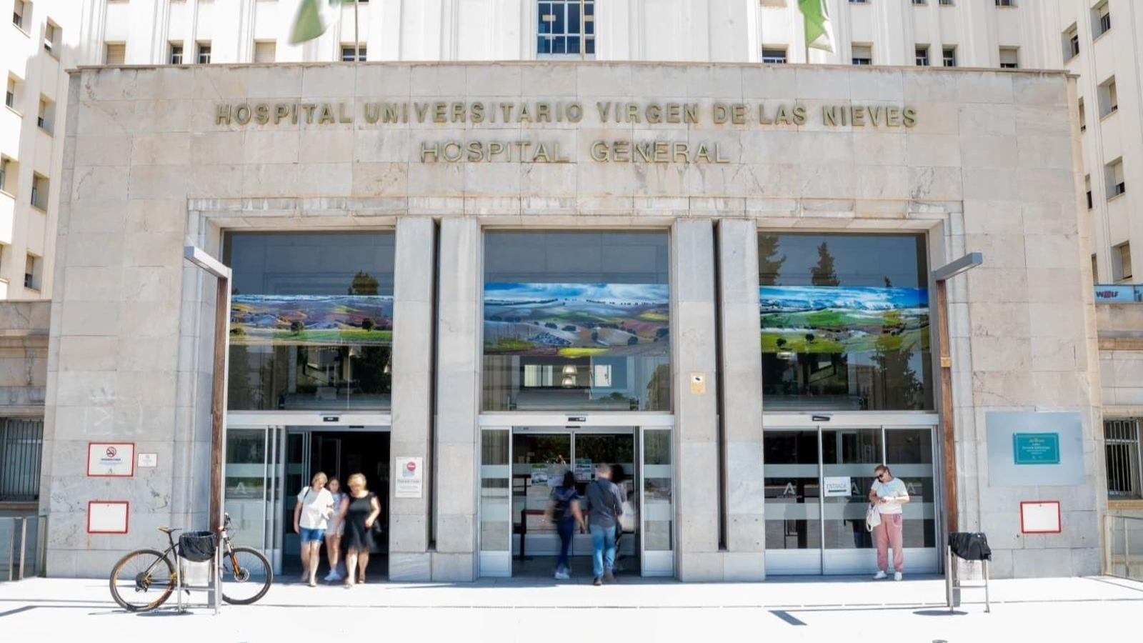 Entrada del Hospital Virgen de las Nieves de Granada