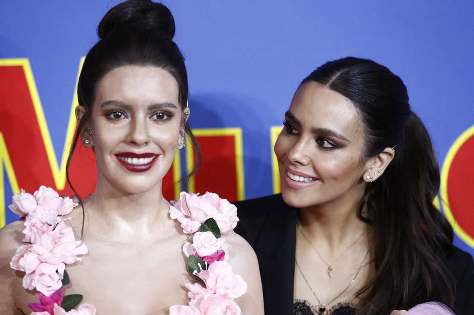 Cristina Pedroche mira su réplica en cera en la presentación ante la prensa.