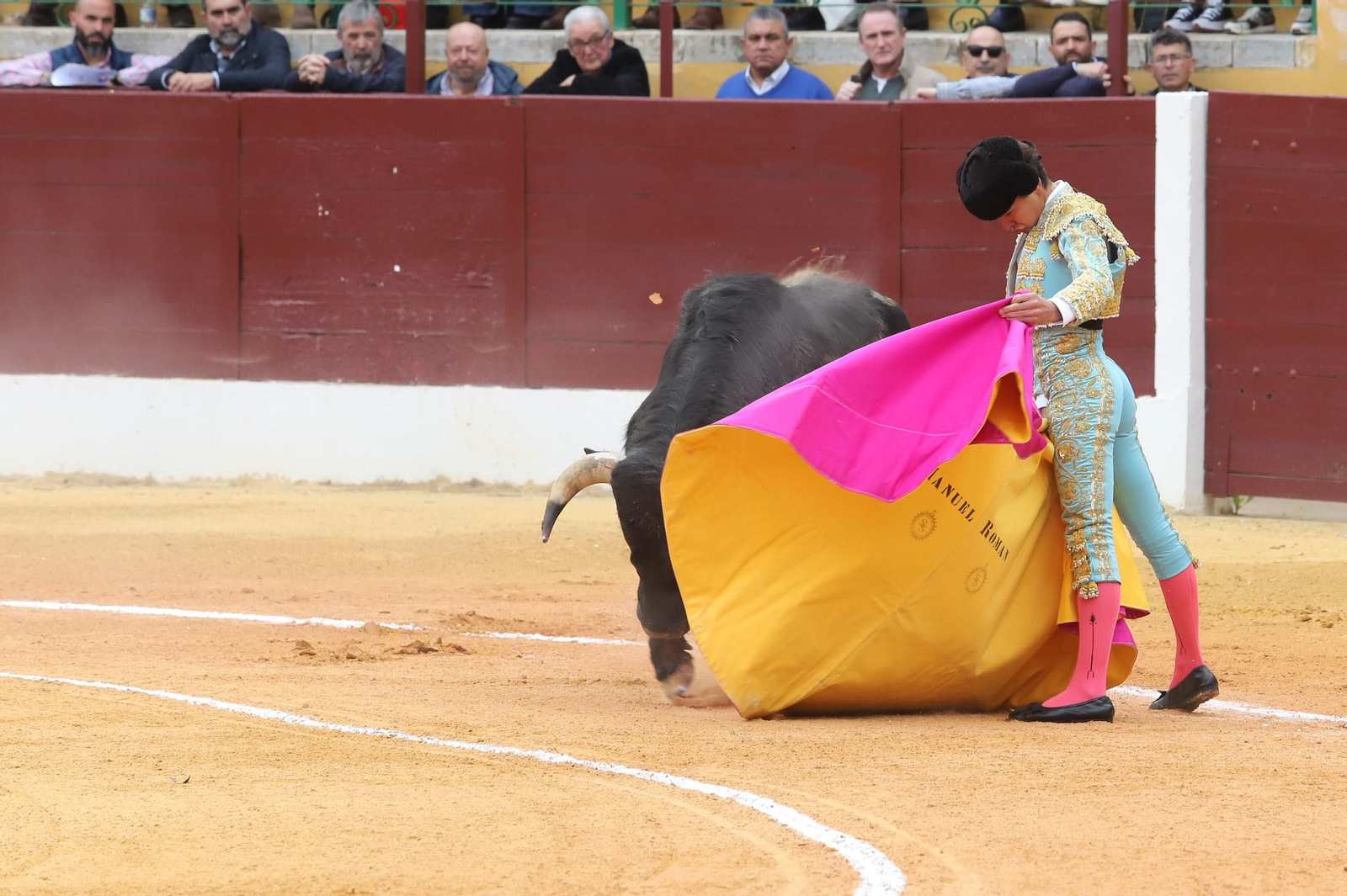 Imágenes de la novillada previa a la Semana Santa en la plaza de toros de La Línea