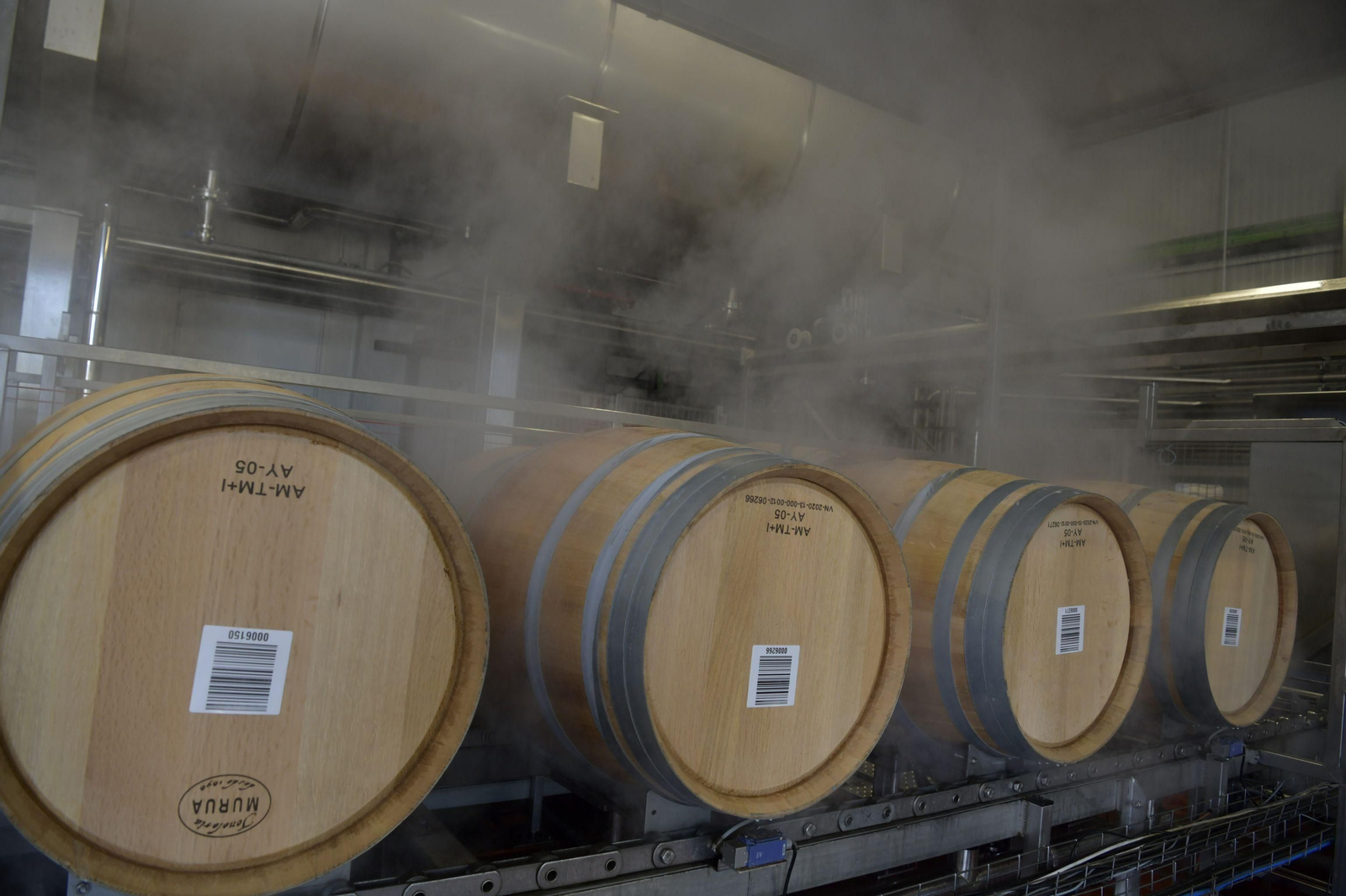 Barricas de vino en las instalaciones del grupo bodeguero Félix Solís.