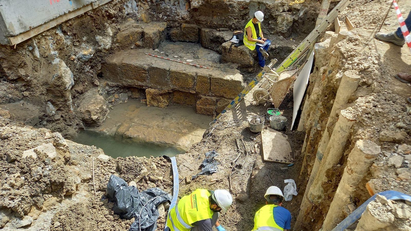 Los restos de la muralla que han aparecido en la obra del hotel.
