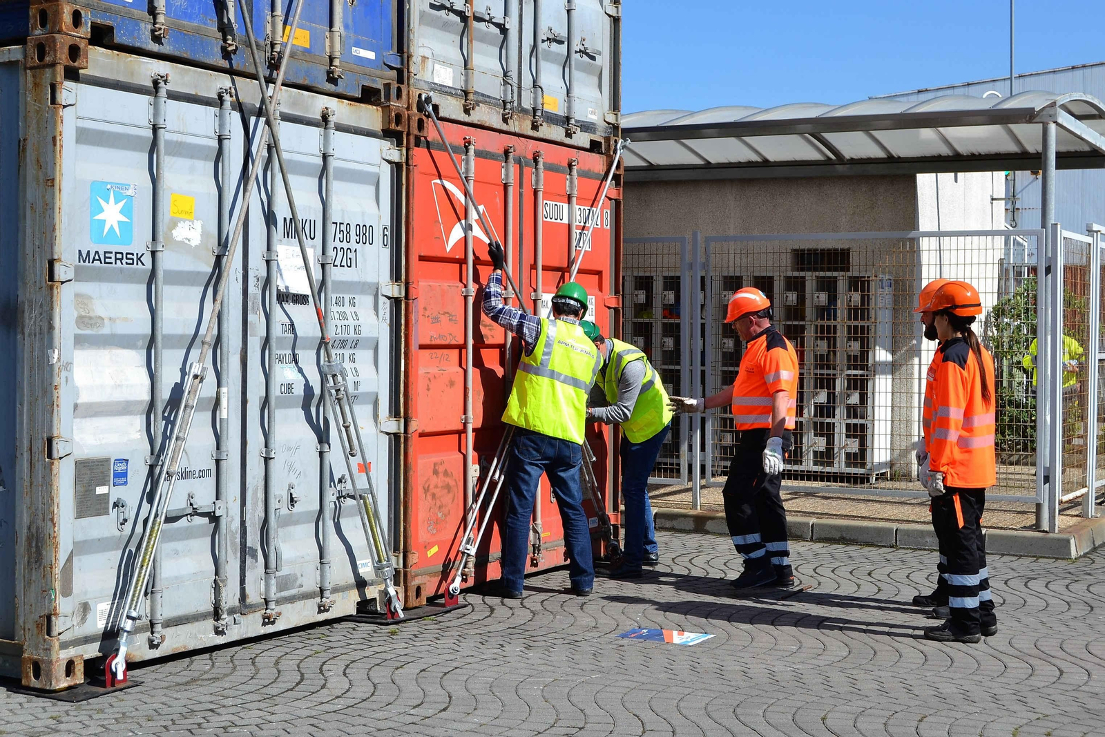 Dos empleados practican la trinca de un contenedor