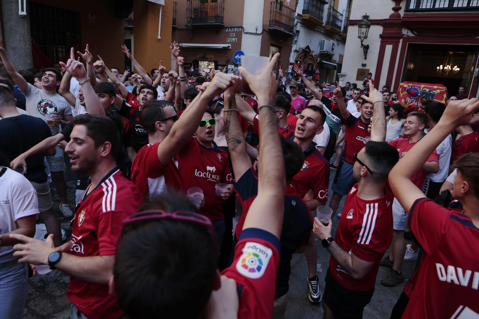 Búscate en las fotos de la afición de Osasuna en Sevilla en la final de la Copa del Rey
