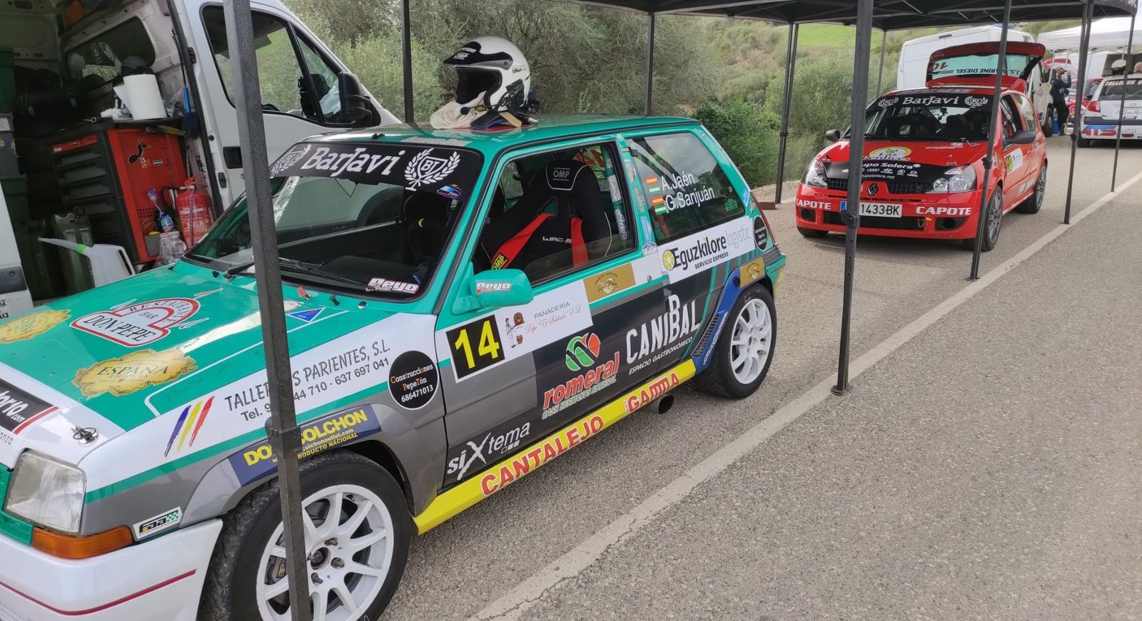 El Renault 5 GT Turbo de Amador Jaén y el Clio Sport de Alberto García, listos.