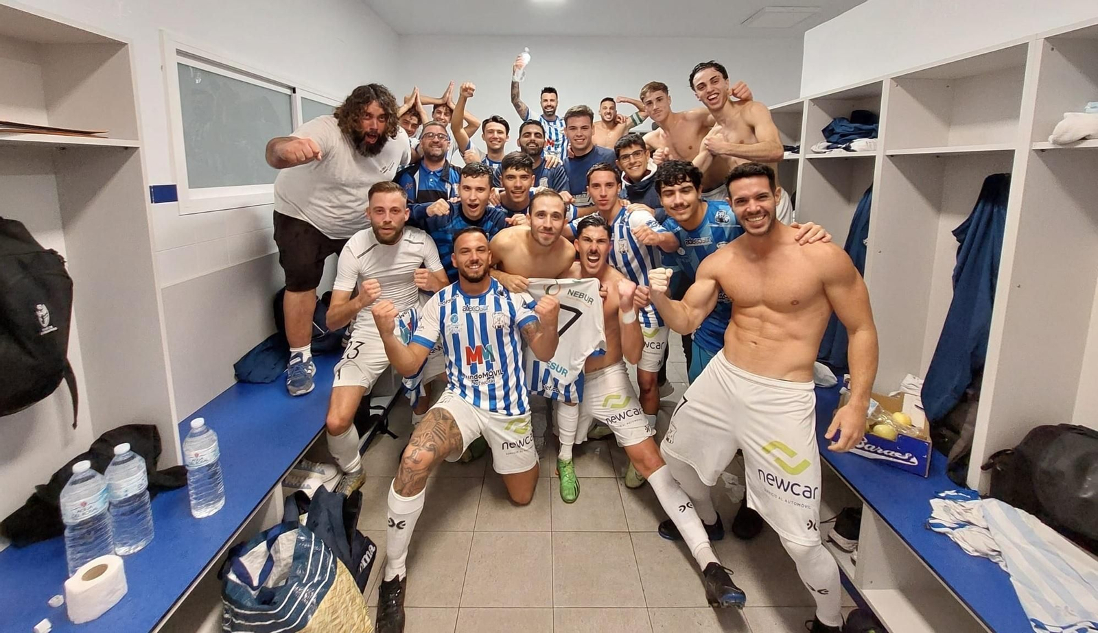 Los jugadores del Industrial celebran su sufrido triunfo en el Alberto Umbría. Los jugadores del Industrial celebran su sufrido triunfo en el Alberto Umbría.