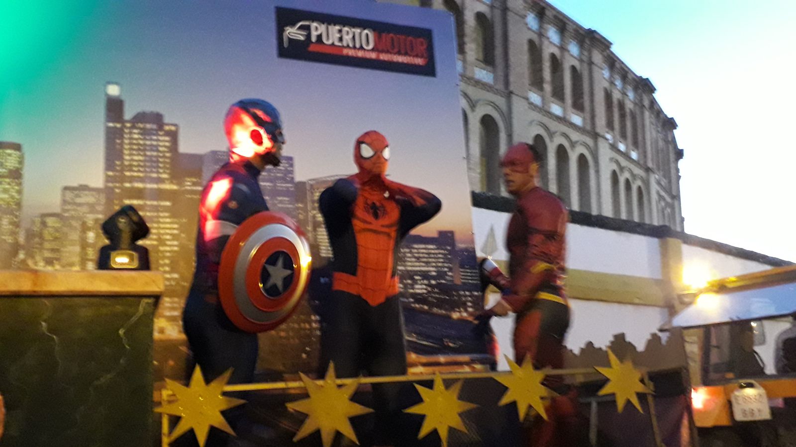 Algunos de los súper héroes que han participado en la cabalgata.