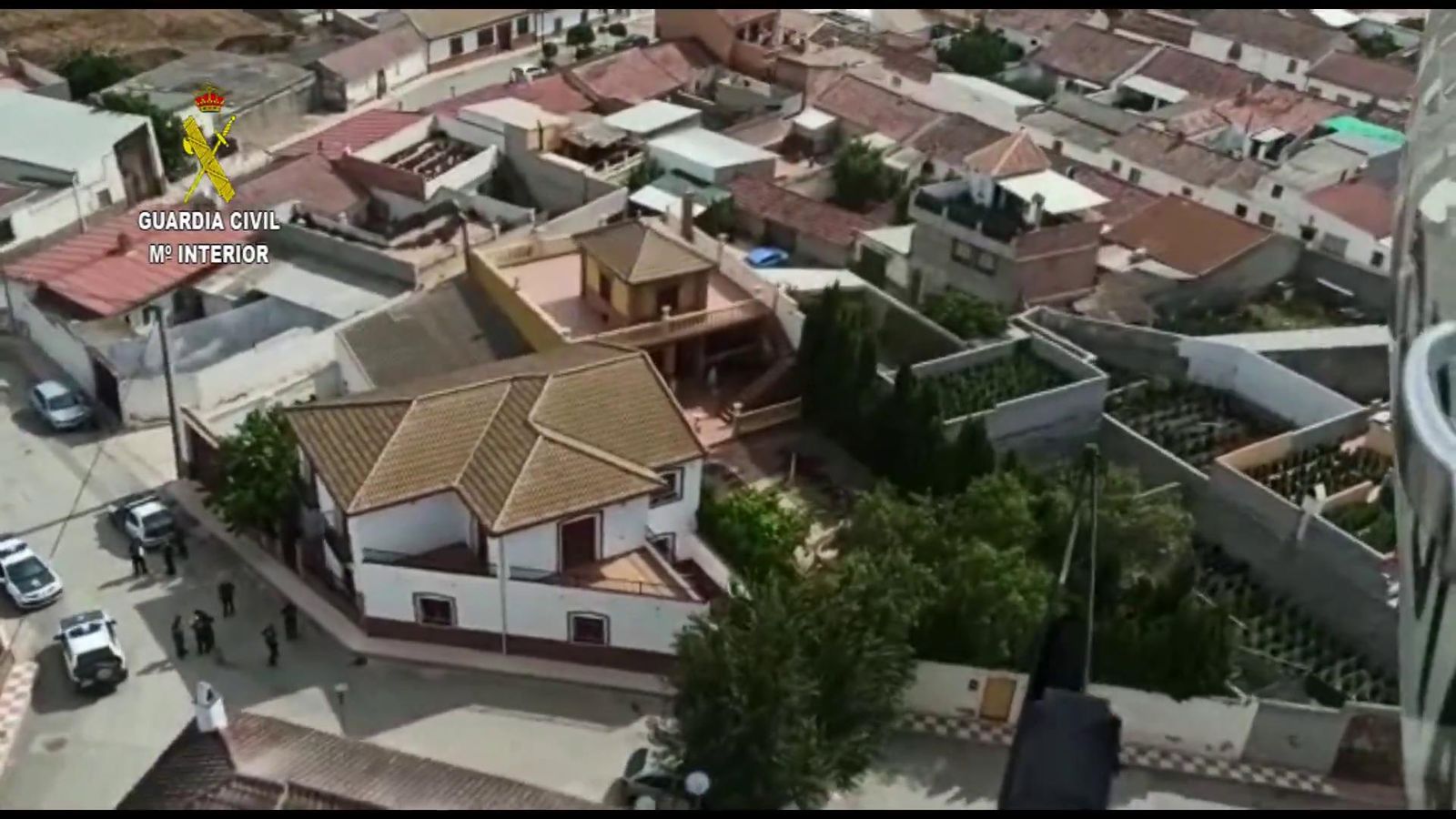 Vista del despliegue de la Guardia Civil en Escóznar para el operativo contra la marihuana.