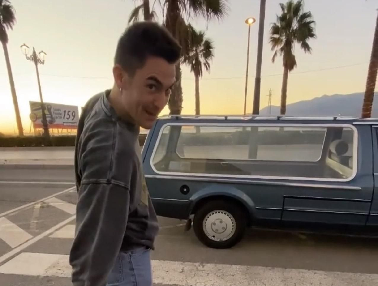 Ahikar Azcona en Almería para recoger un coche fúnebre.