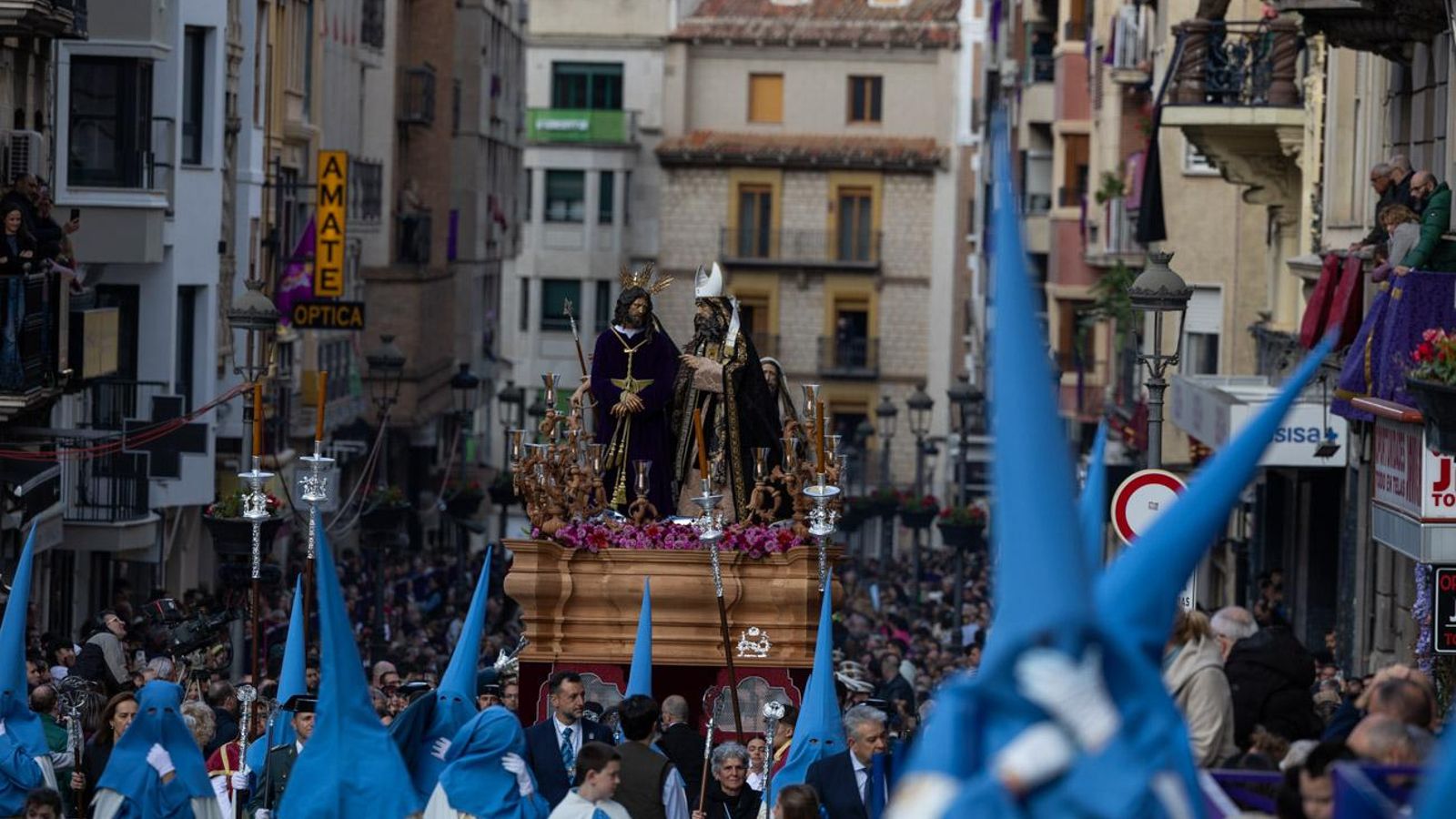 Los cofrades se rinden ante los grandes pasos de misterio del Lunes Santo