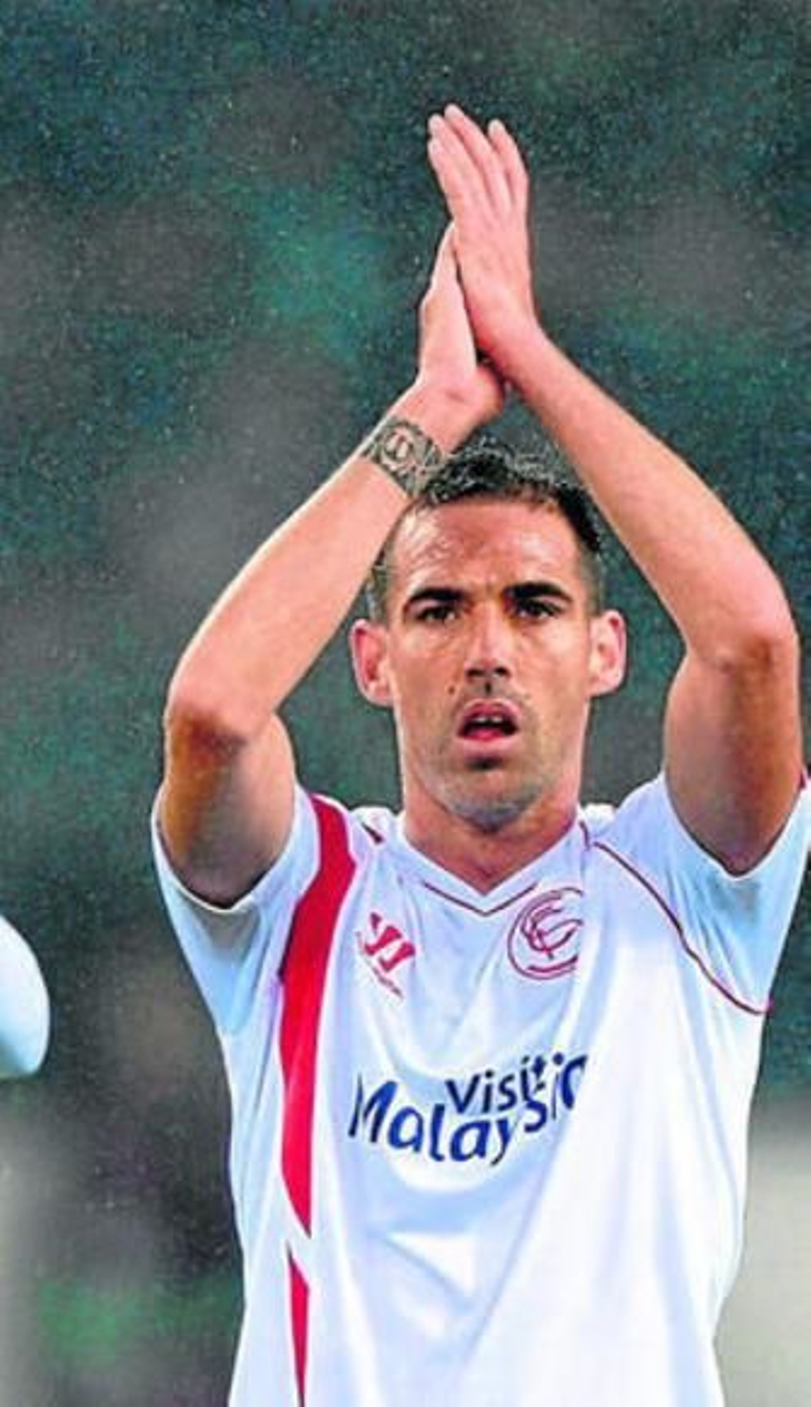 Navarro aplaude a la afición en Mönchengladbach.