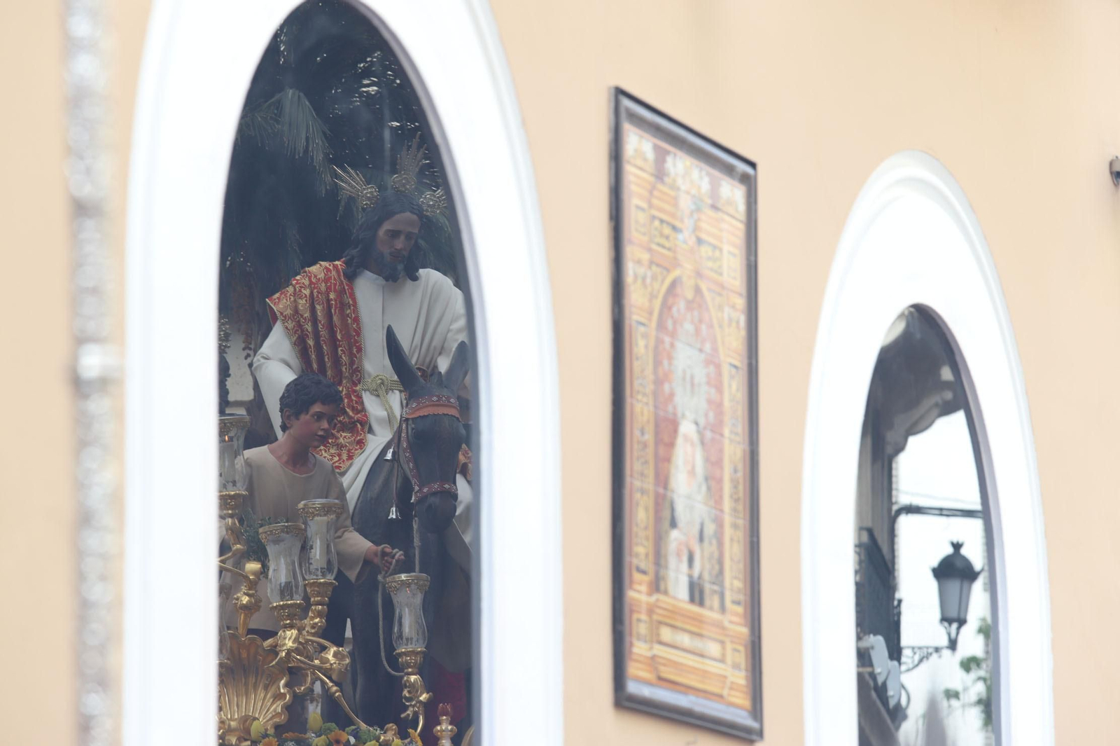 Imágenes del recorrido de la Borriquita  por las calles de Huelva