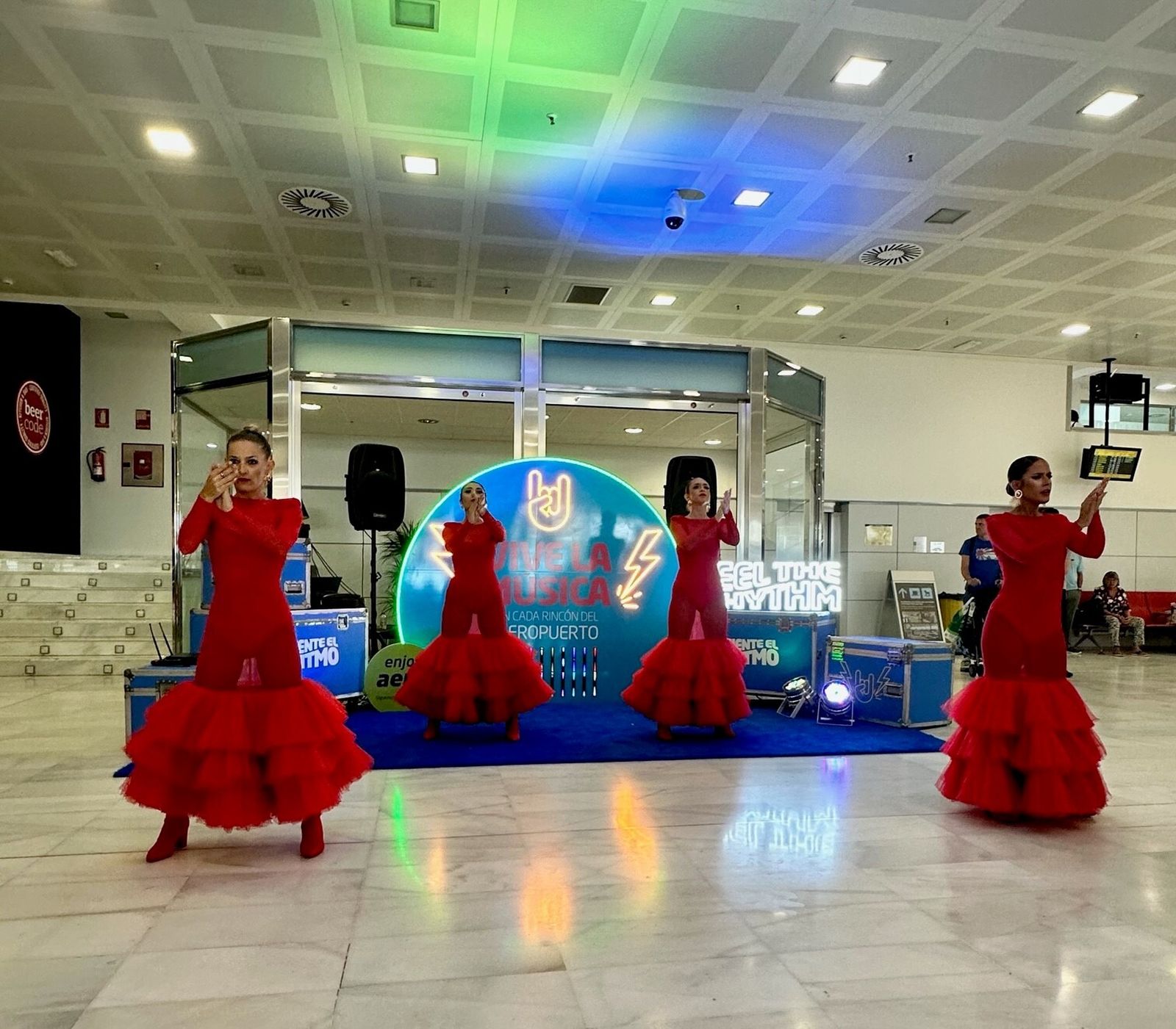 Grupo de baile Víctor Campos durante una de sus actuaciones en el aeropuerto de Almería