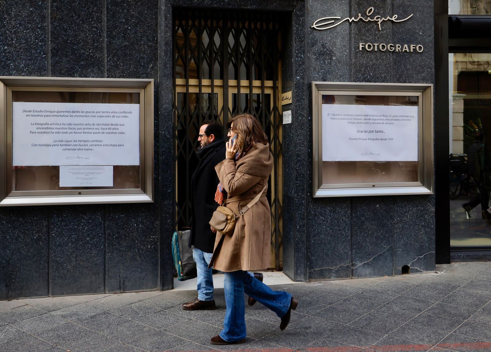 El estudio de Enrique, con los carteles que anuncian la mudanza del negocio a Tomares.