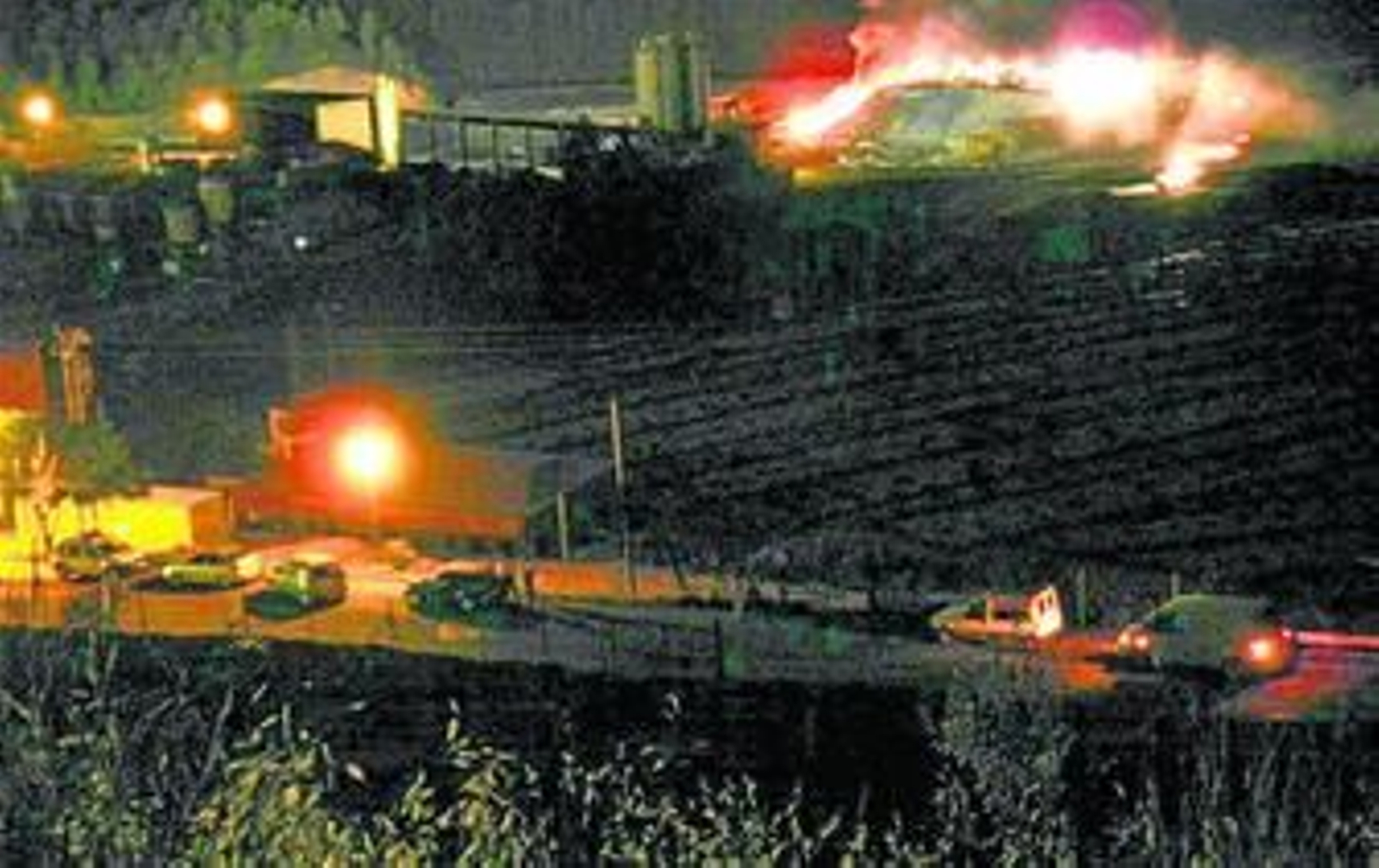 El fuego comenzó de noche y afectó a un vaso de residuos no peligrosos.