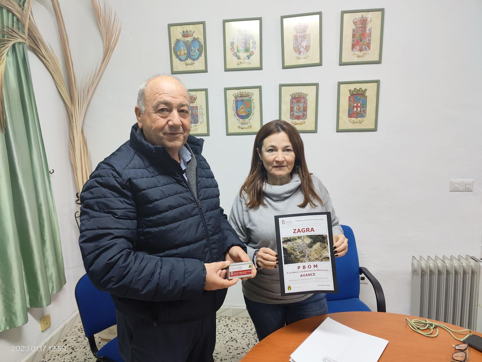 Momento de la entrega de la documentación del PBOM a Zagra