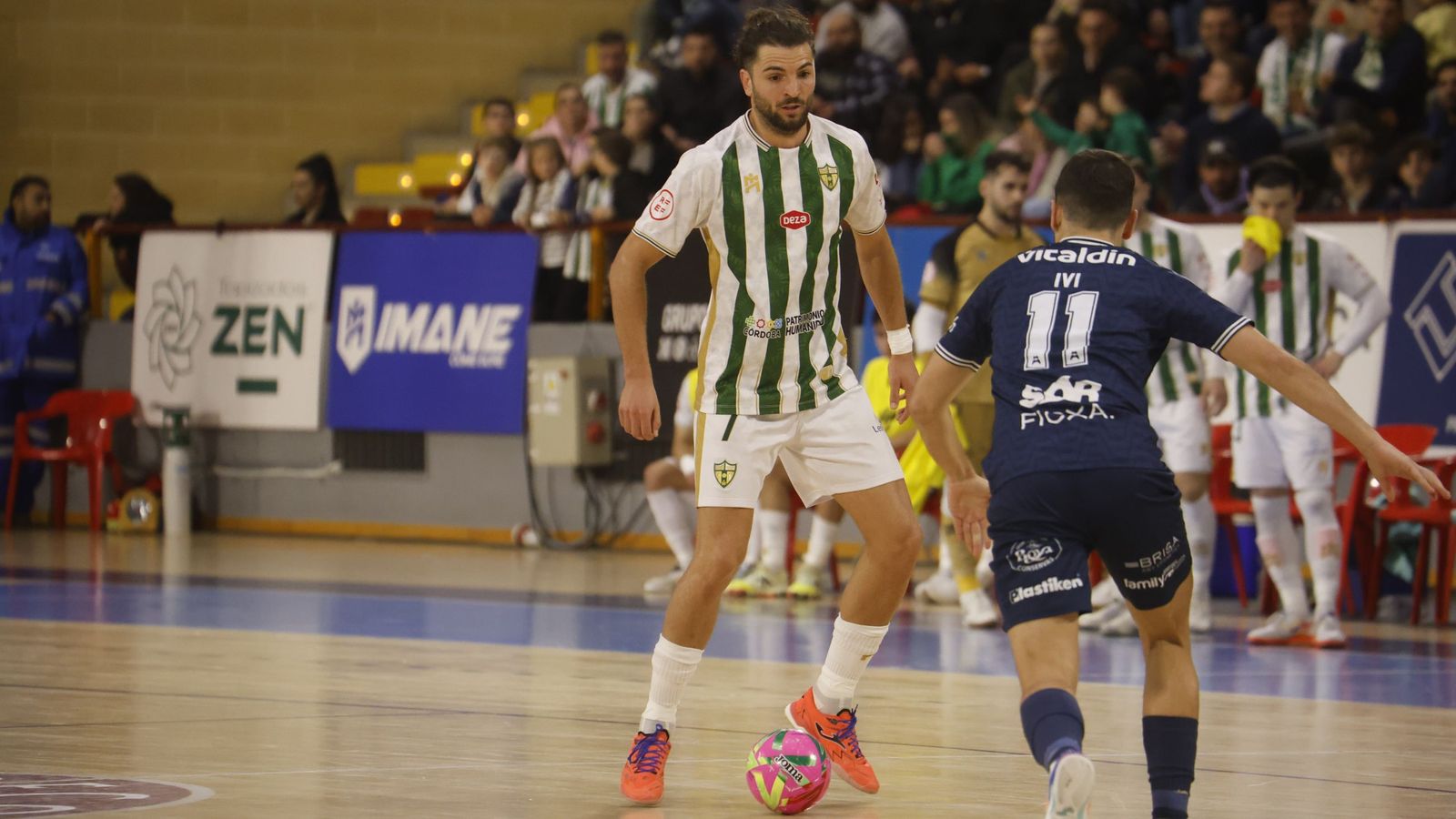 Zequi encara a Ivi en un lance del Córdoba Patrimonio - Alzira.