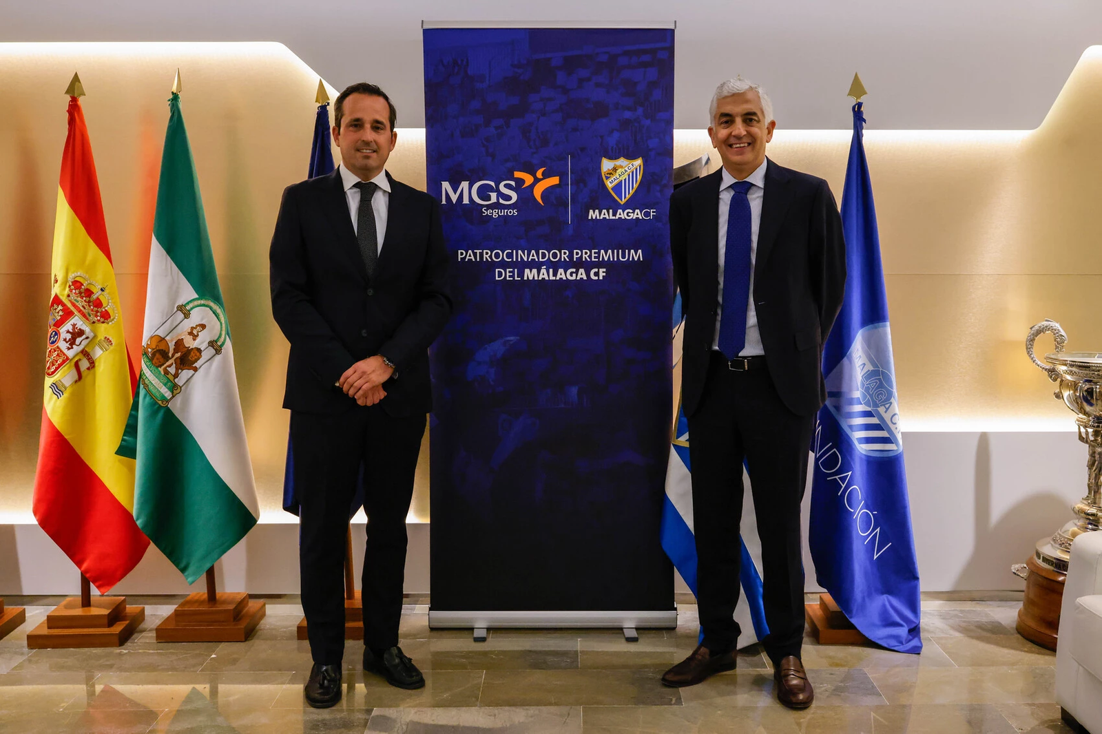 Kike Pérez posa con el responsable de MGS Seguros