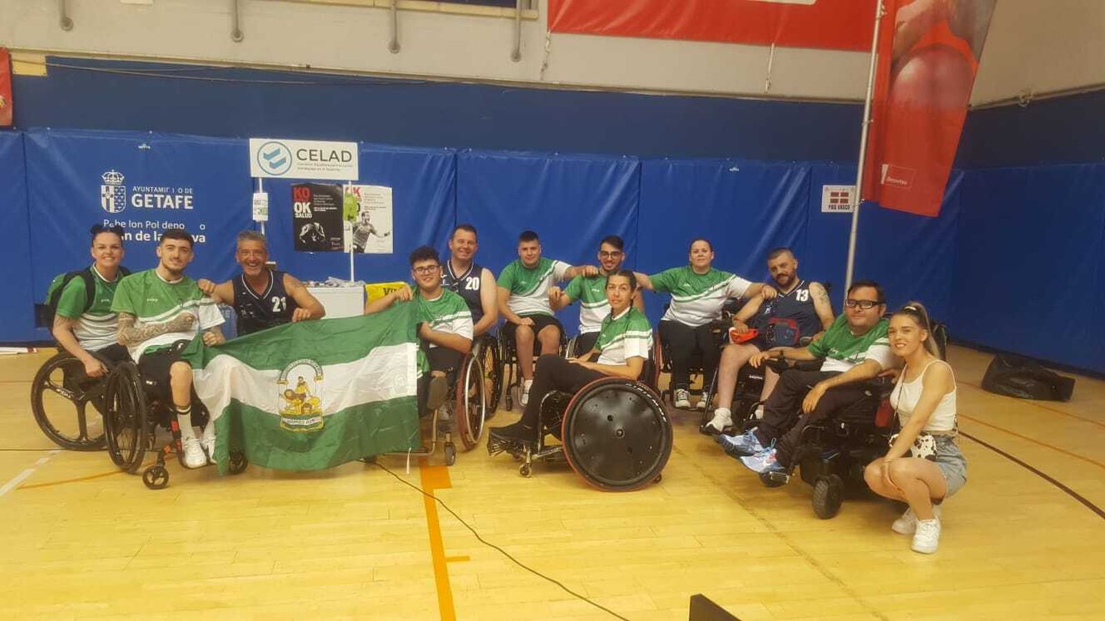 Los chicos de la Selección Andaluza de rugby en silla de ruedas celebrando la medalla de plata.