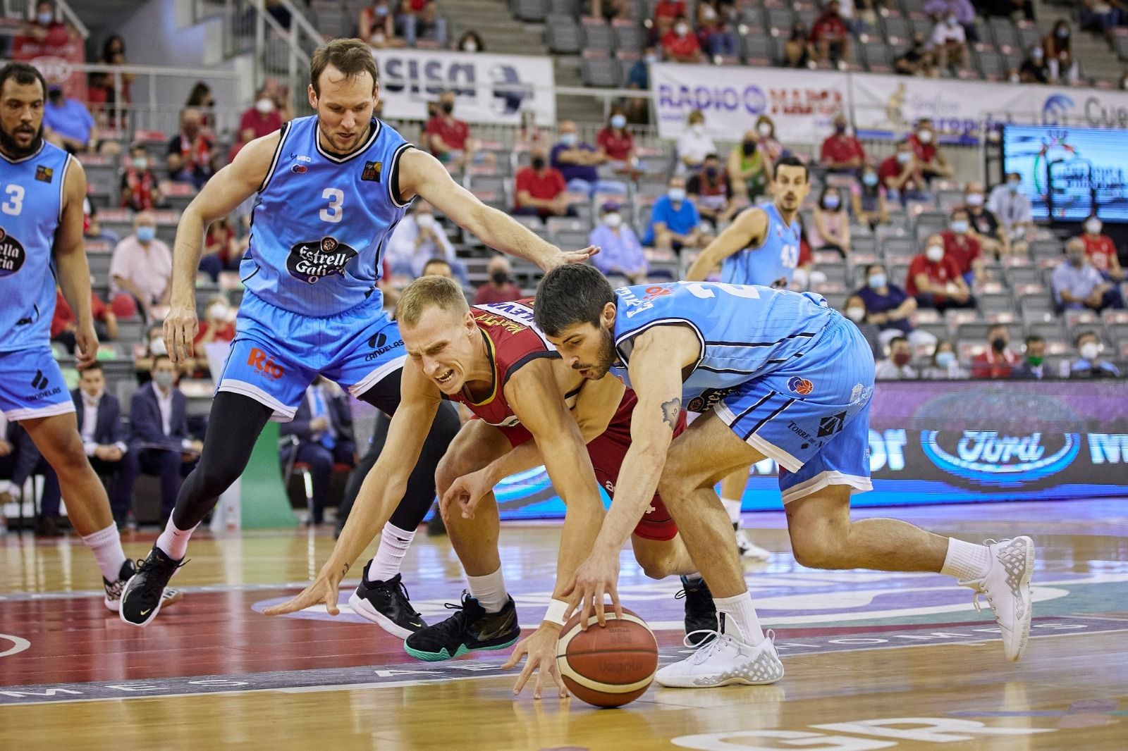 Murphy pugna por la pelota.