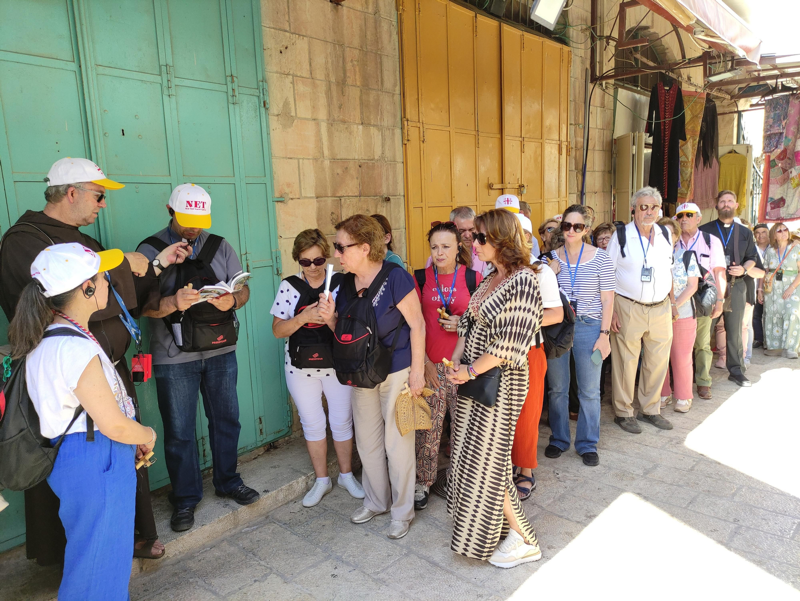 El rezo de una de las estaciones de la vía dolorosa en Jerusalén.