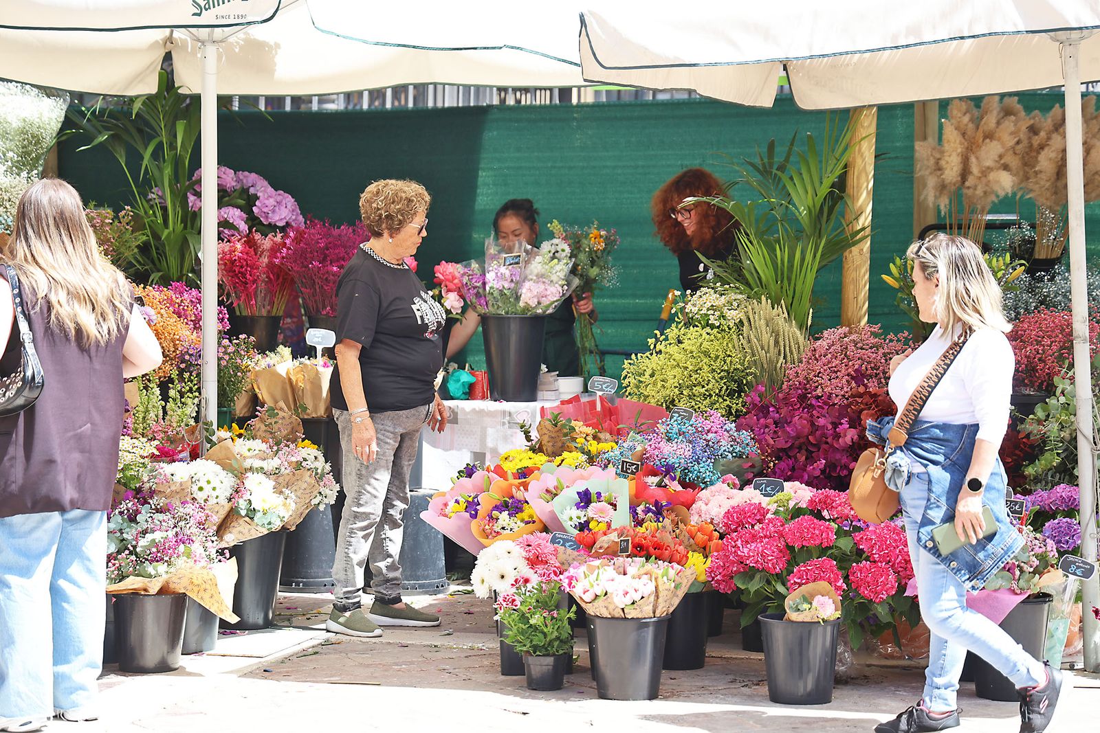 Imágenes del mercado floral ubicado en la Plaza de las Monjas de Huelva