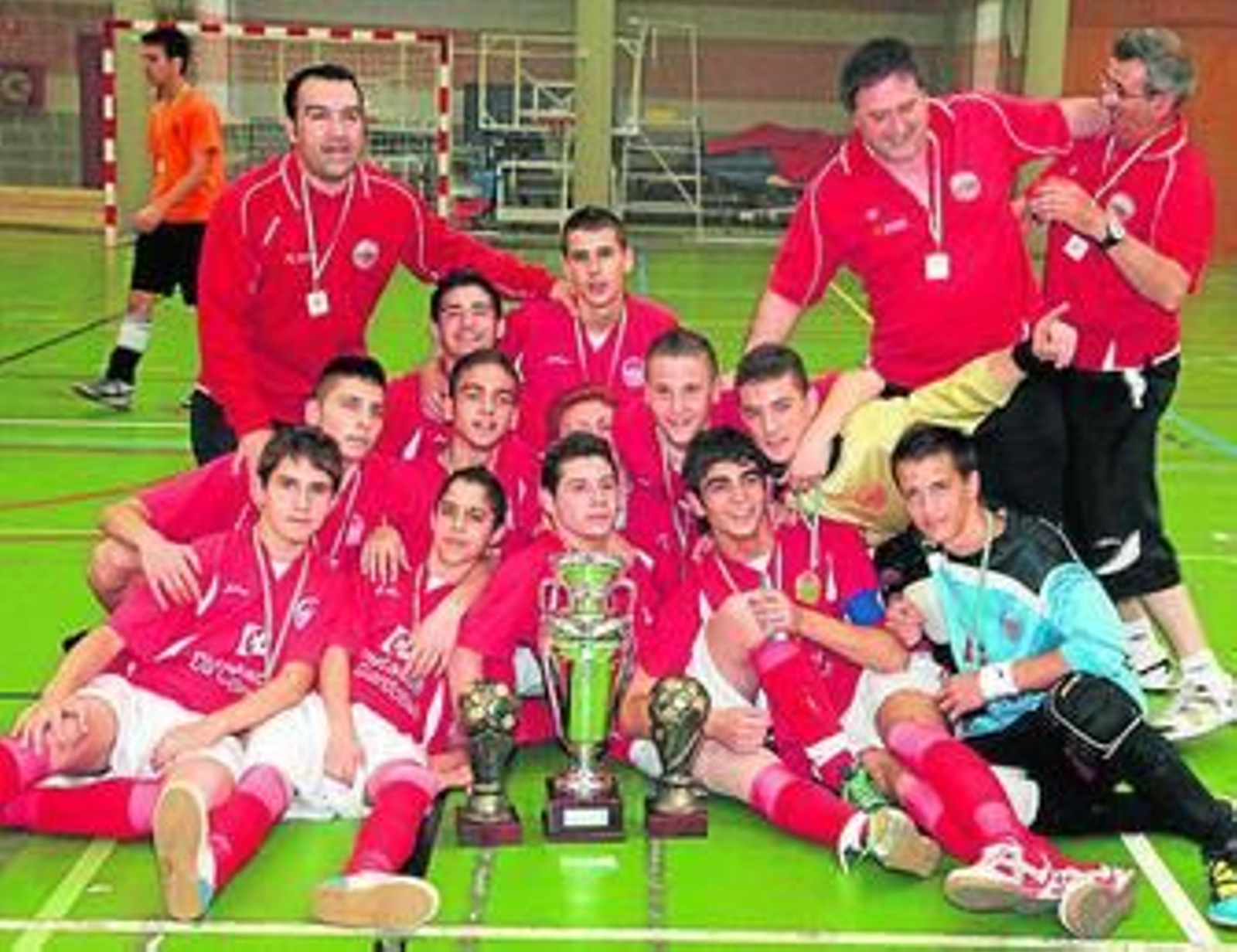 Los jugadores de la selección cordobesa cadete celebran el título conseguido en Armilla.