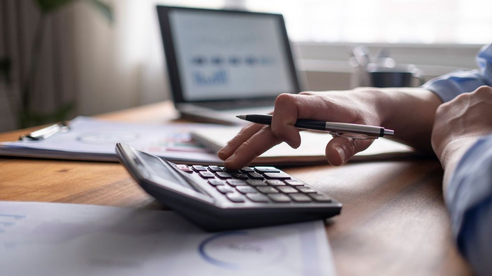 Persona realizando cálculos.