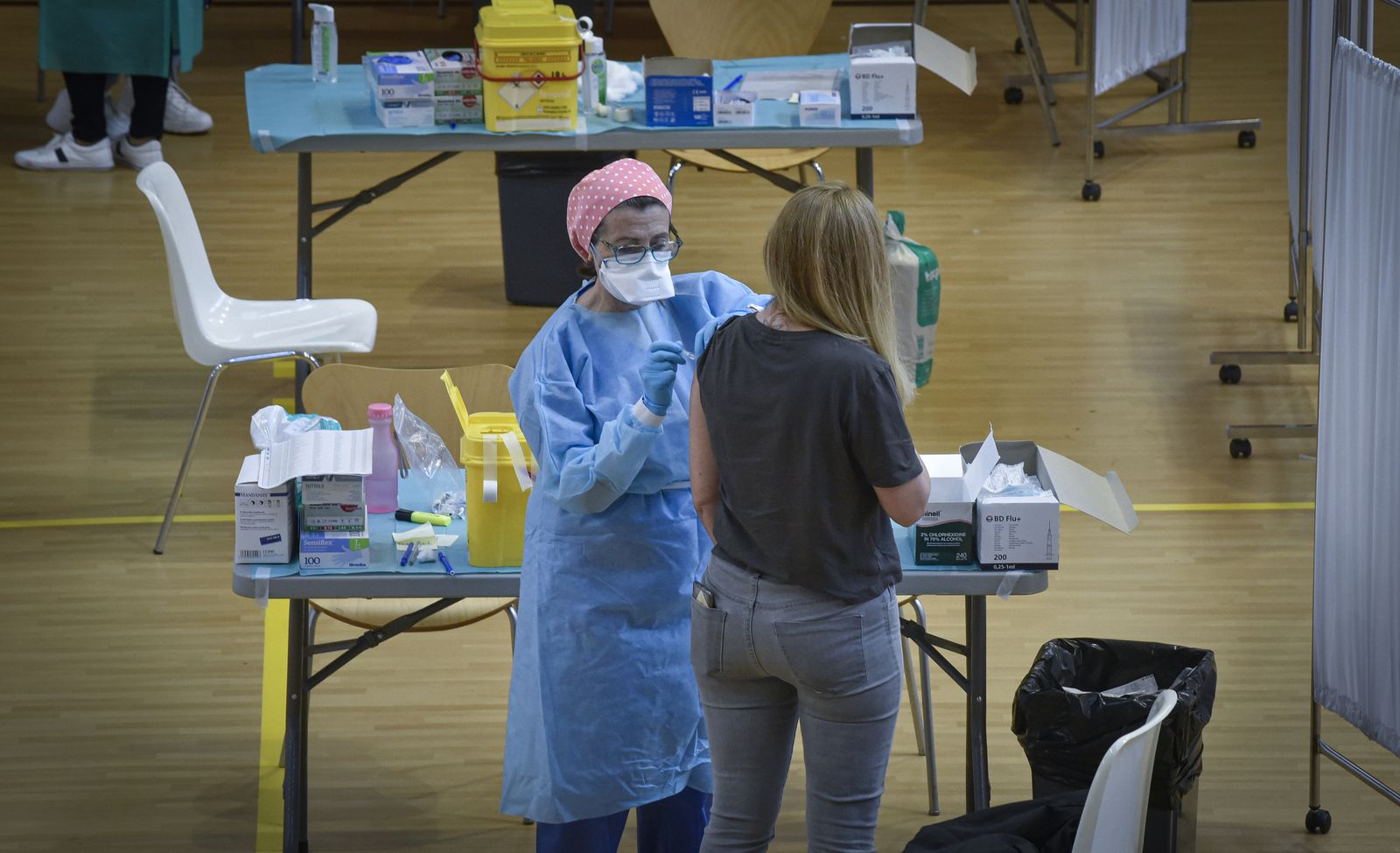 Coronavirus: La vacunación en el Pabellón deportivo de la Facultad de Económicas