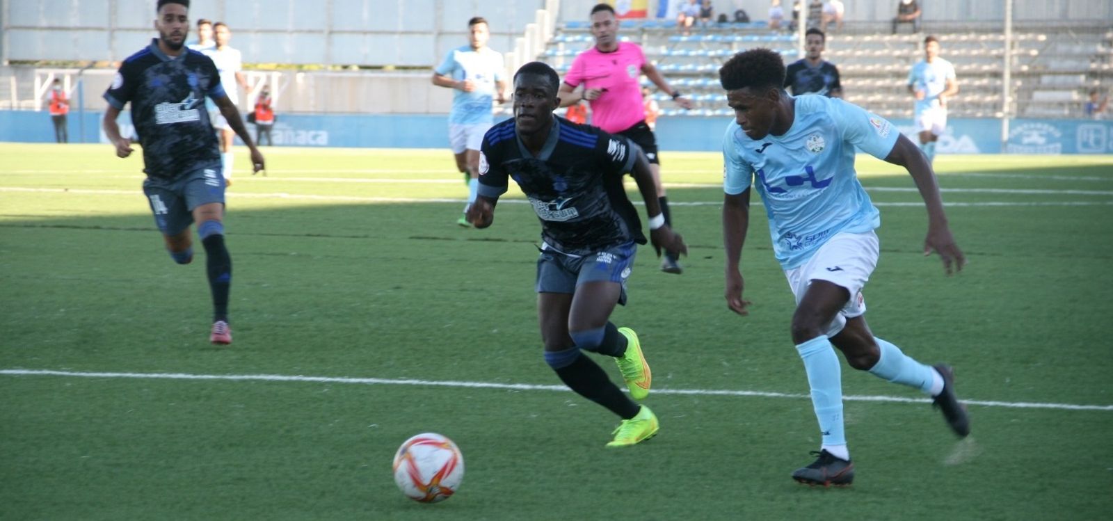 Mustafá intenta marcharse de la presión de Diawara.