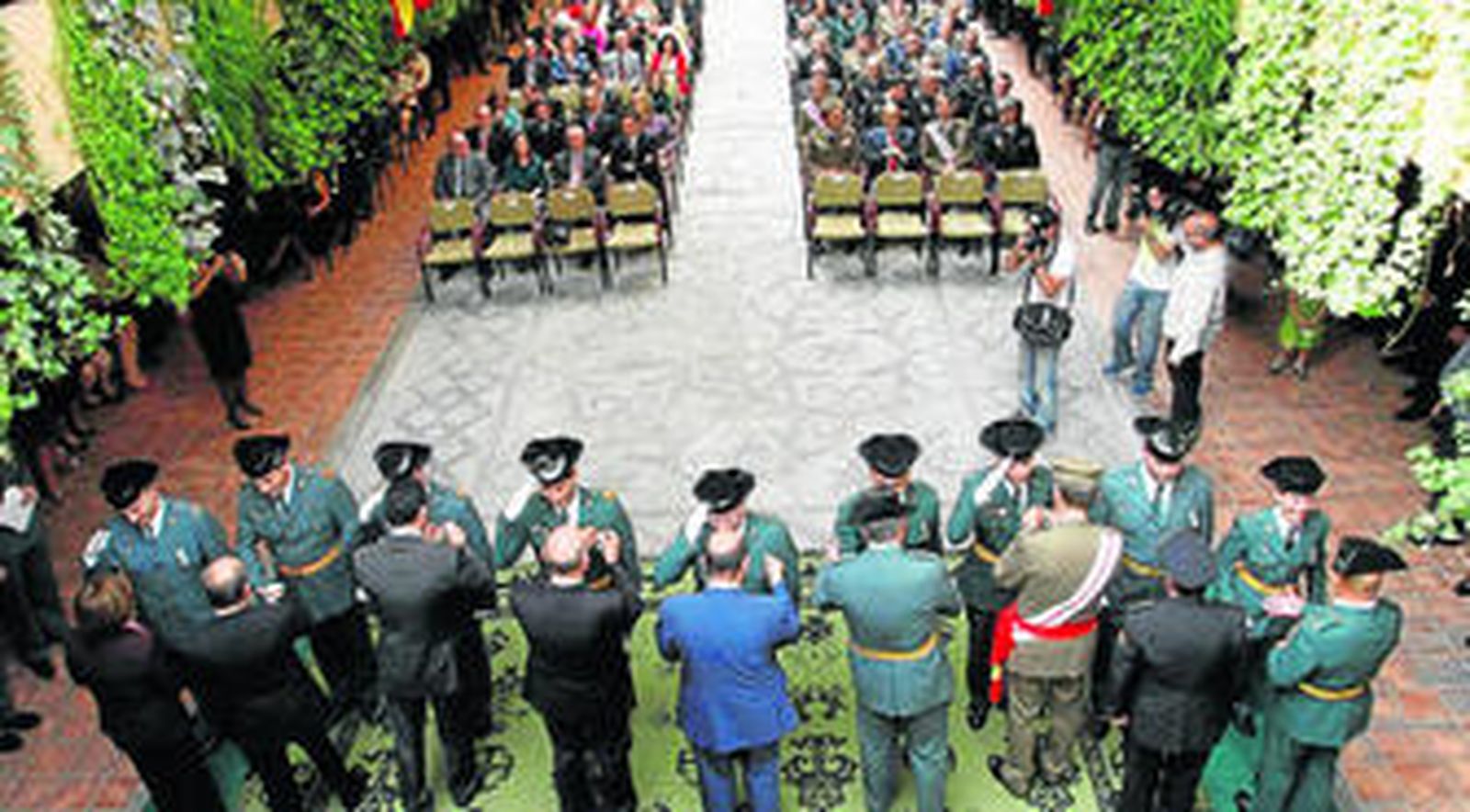 La Guardia Civil celebra el Pilar con medallas, cruces y recuerdos