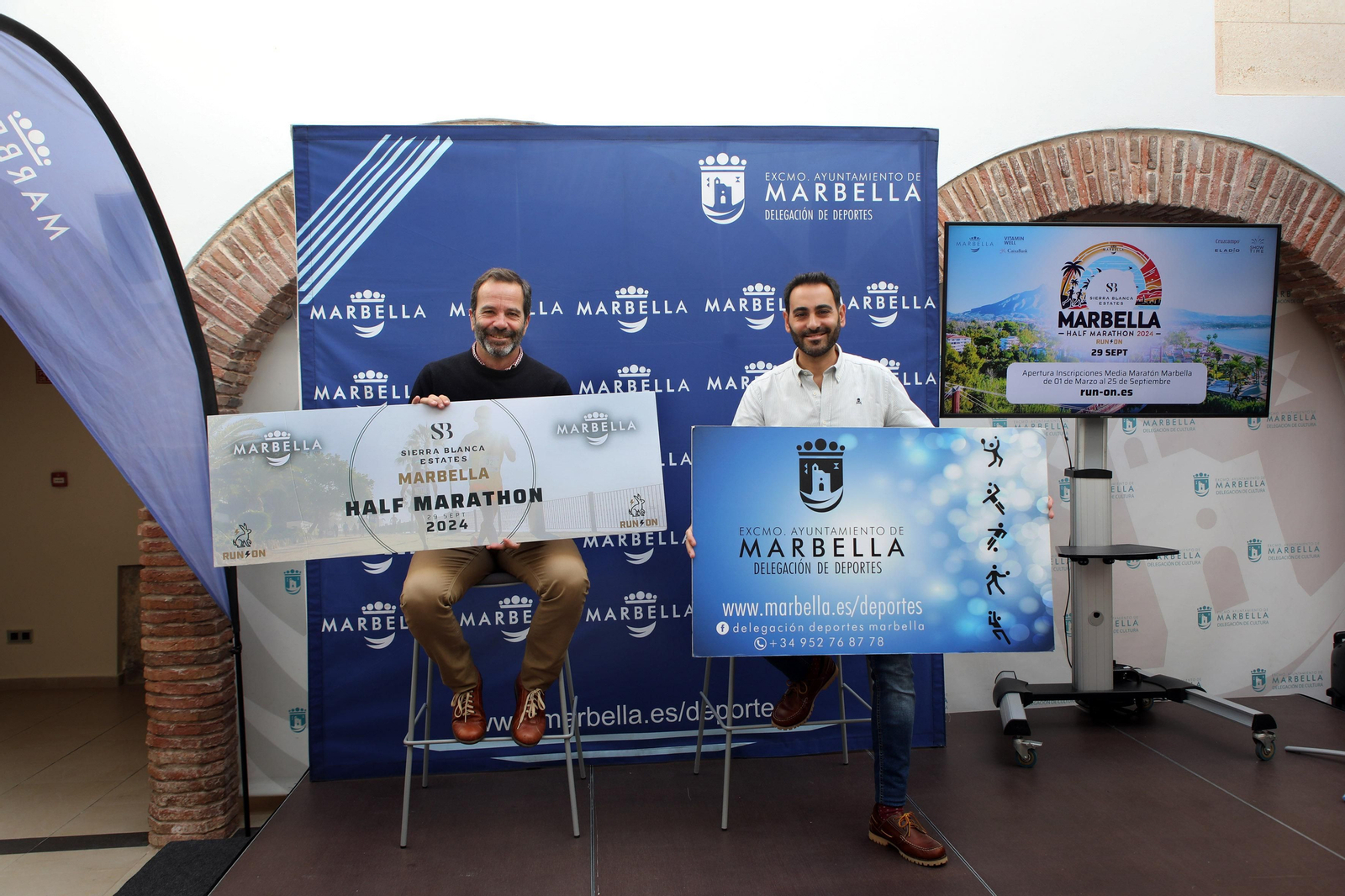 El edil de Deportes, Lisandro Vieytes (D.), y el director de la carrera, Álvaro Lucena.