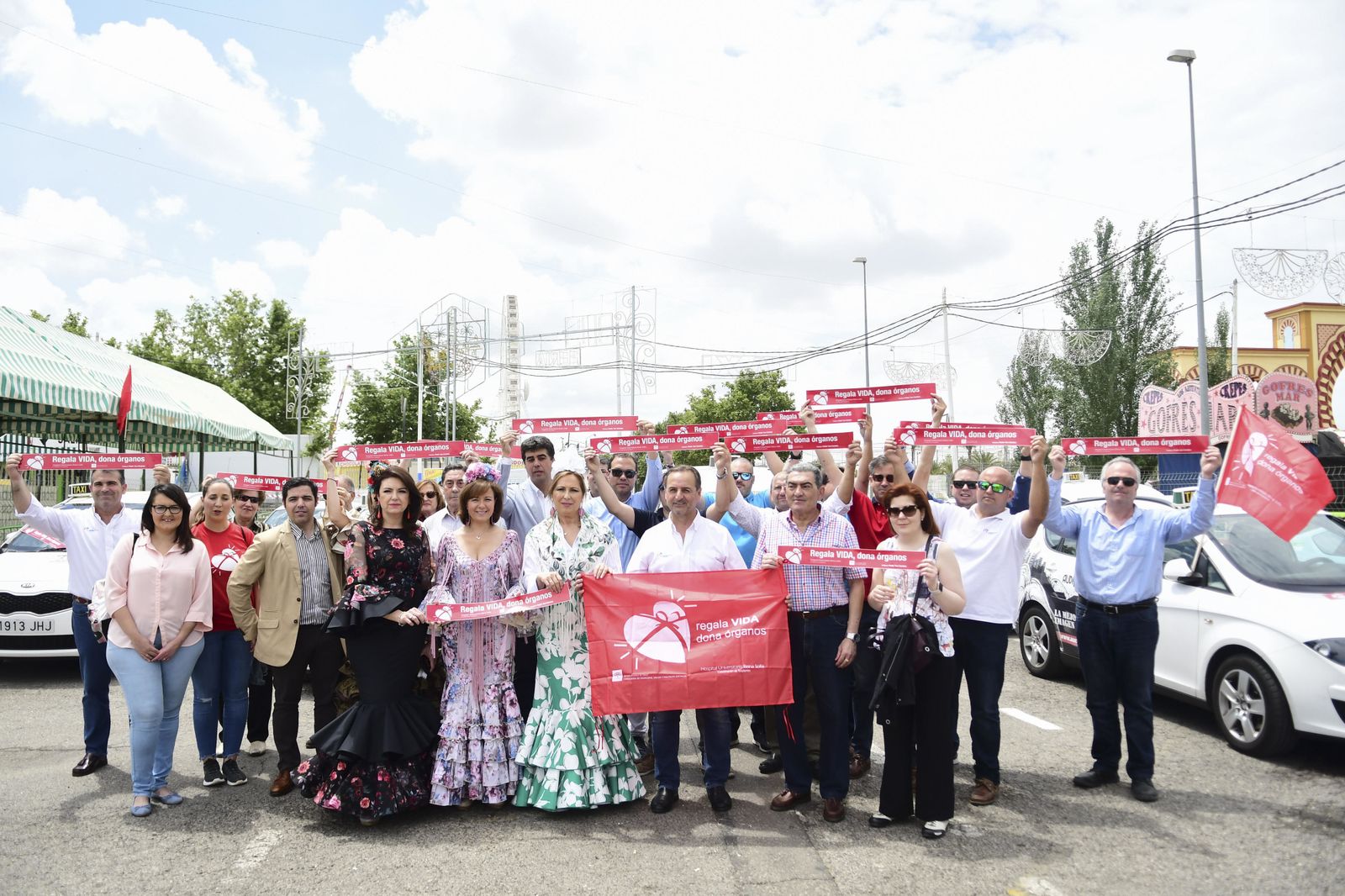 Foto de familia de representantes políticos, del Reina Sofía, del taxi y de las asociaciones de pacientes.