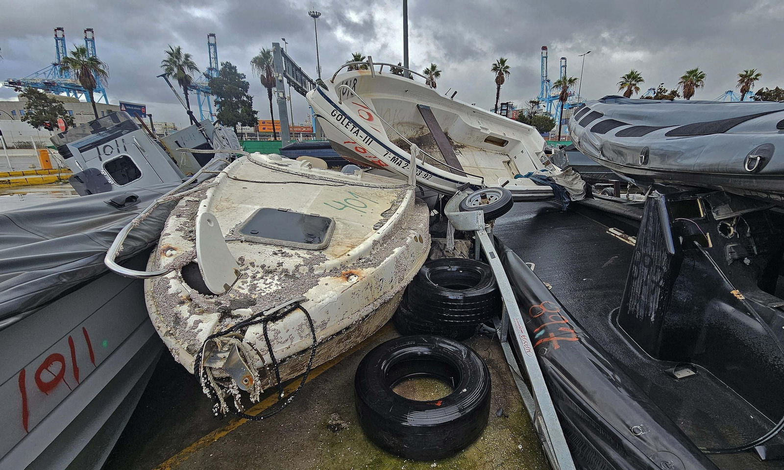 Fotos del hacinamiento de narcoembarcaciones requisadas en el Puerto de Algeciras