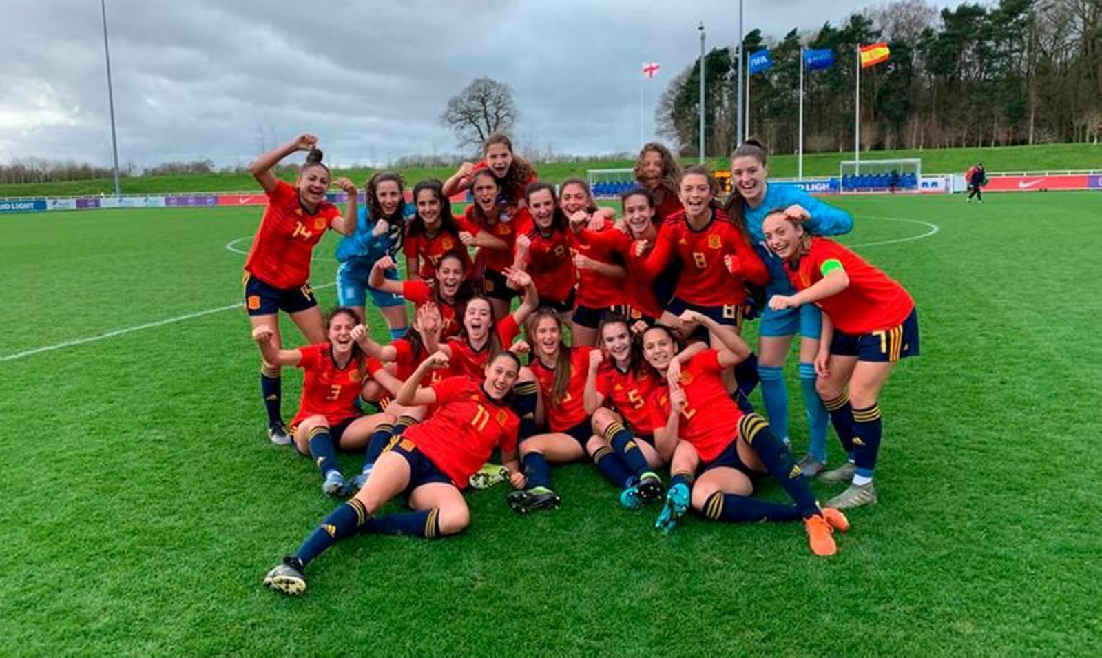La selección española sub 16 celebra su victoria en el Torneo de Desarrollo UEFA.