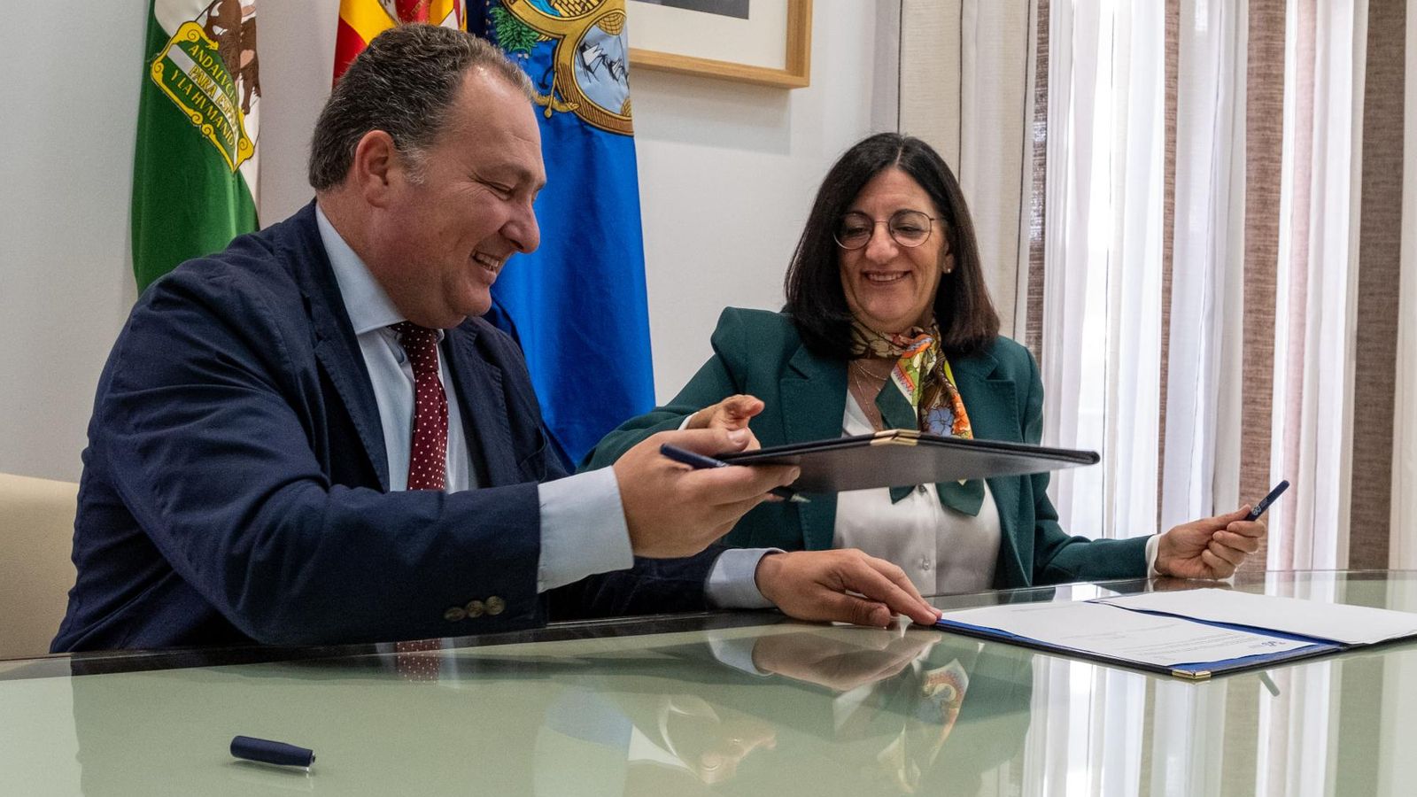 El presidente de la Diputación, David Toscano, y la rectora de la UHU, María Antonia Peña, en la firma del acuerdo.