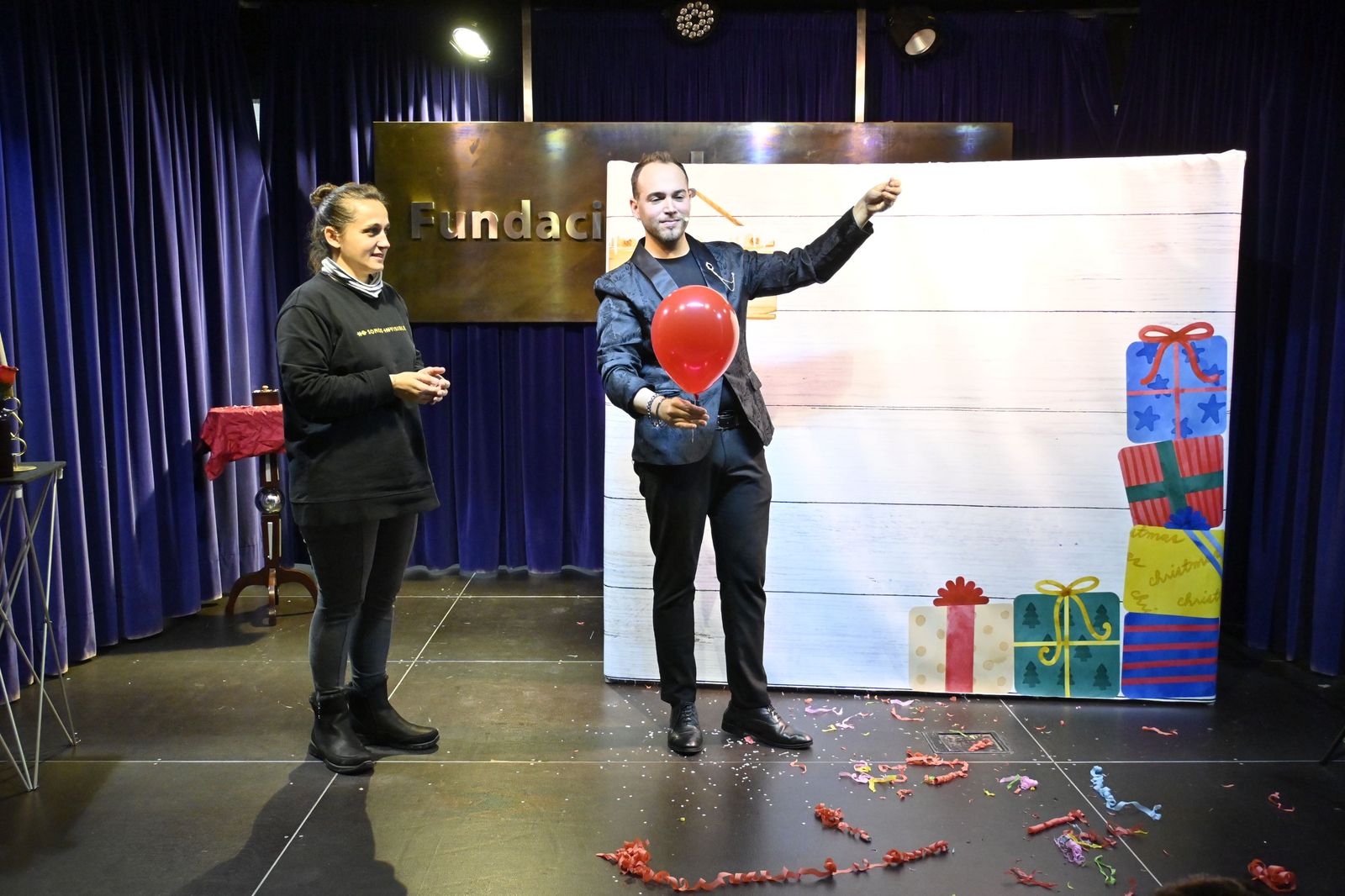 Las fotografías el taller que ofrece la Fundación Cajasol más espectáculo variado con Triky Trake