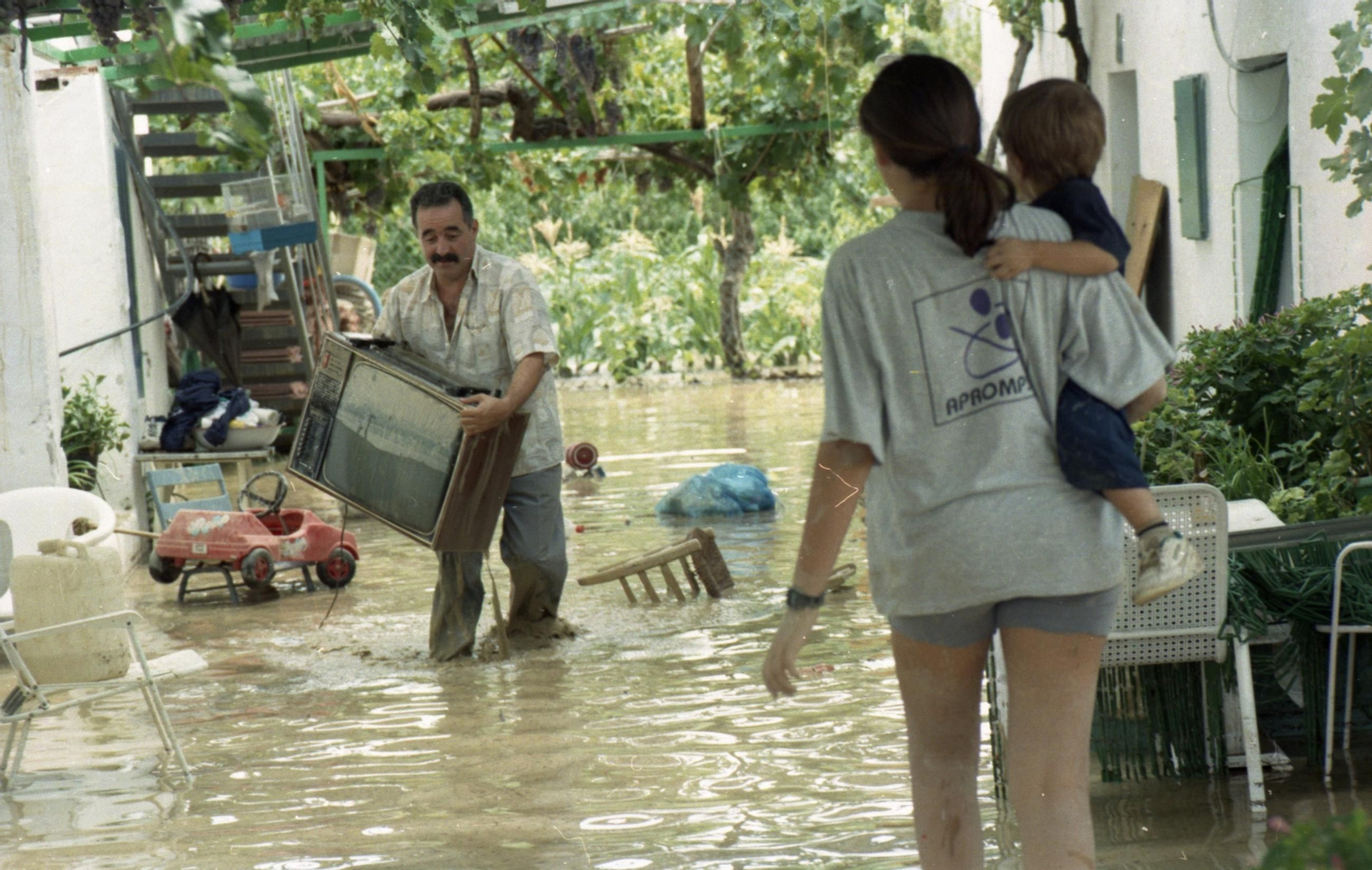 Los efectos de la riada en el Puente de la Sierra.