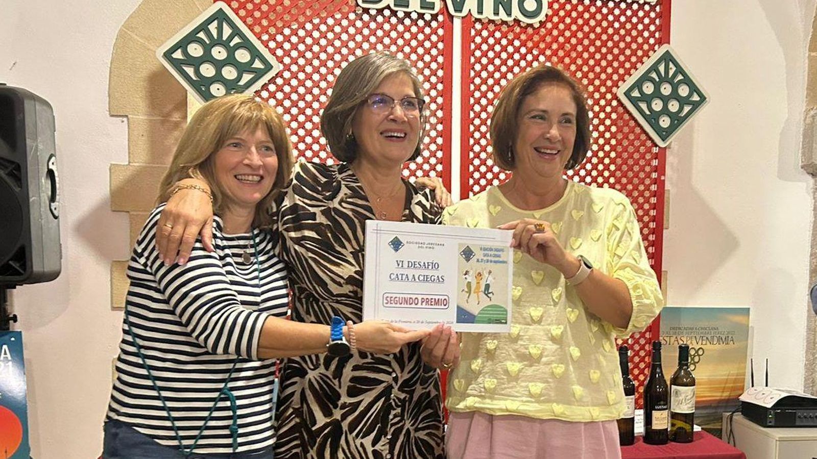 Ani Domínguez, Maricarmen Martínez y Soledad Fernández, del equipo que se alzó con el segundo premio.
