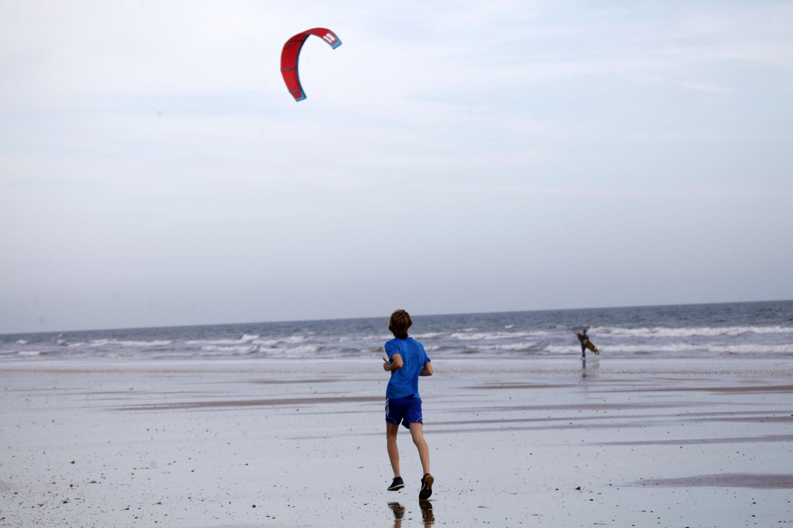 Un joven corre por la playa durante la fase 0 del desconfinamiento.