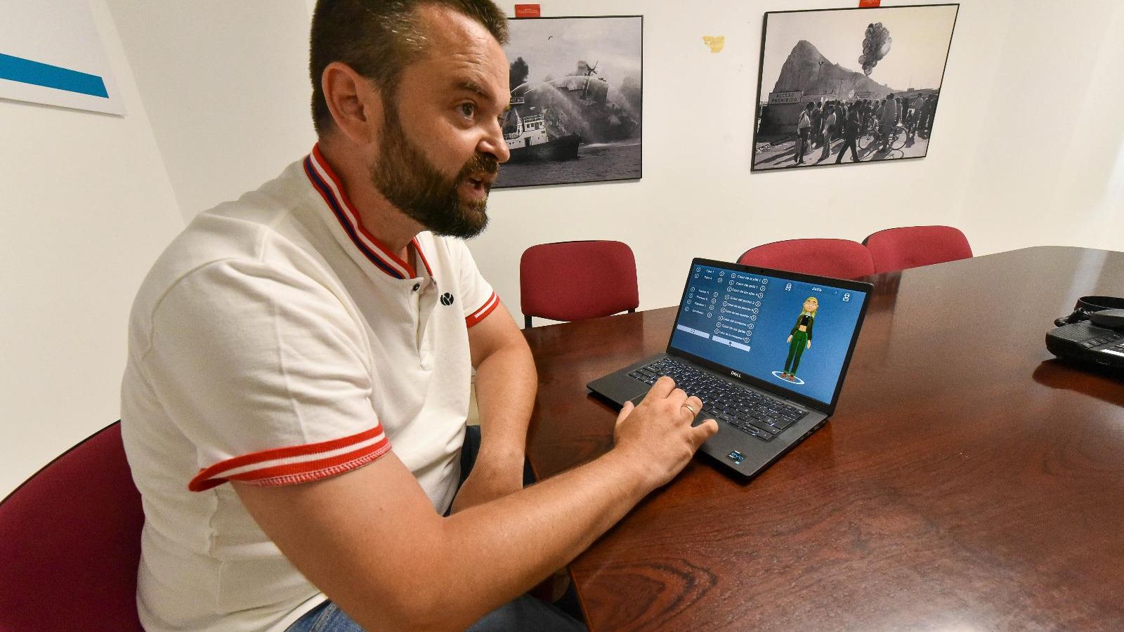 Gregorio López con el juego "Rayuela", en la redacción de "Europa Sur" Gregorio López con el juego "Rayuela", en la redacción de "Europa Sur"