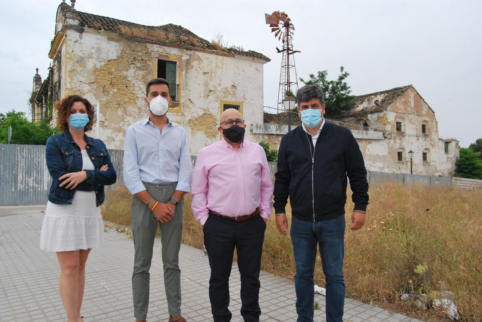 El alcalde y los concejales, junto al Parador.
