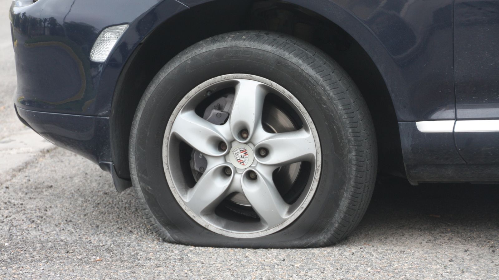 Este coche tiene pinchadas las cuatro ruedas.