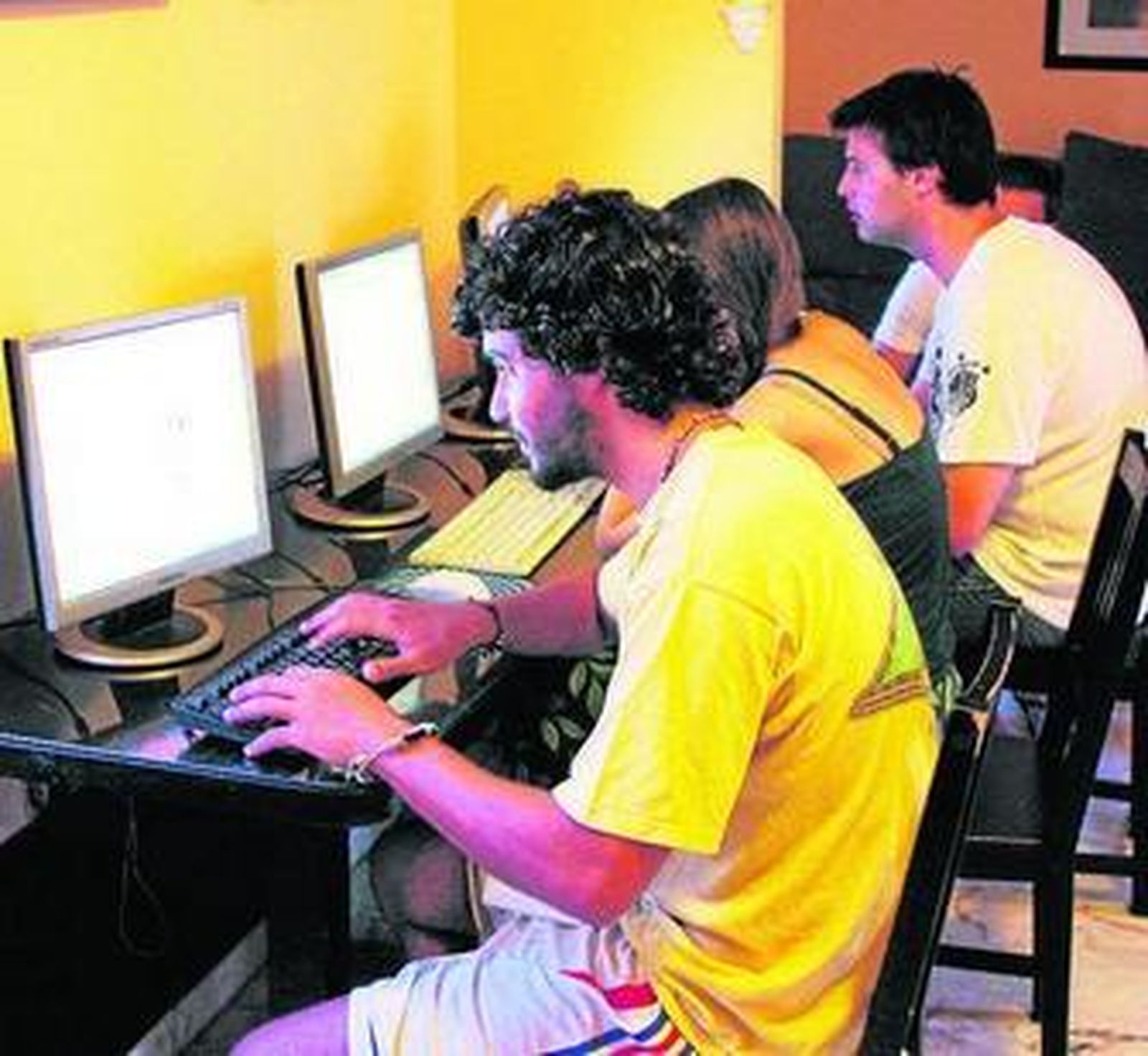 Un grupo de turistas consulta internet.