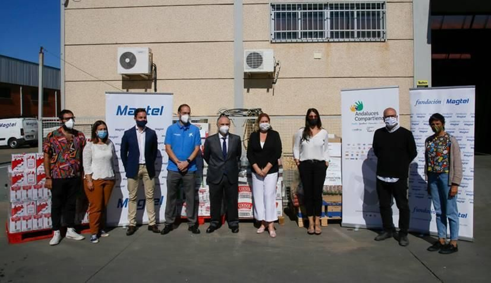 Representantes institucionales en la entrega de la donación de alimentos.