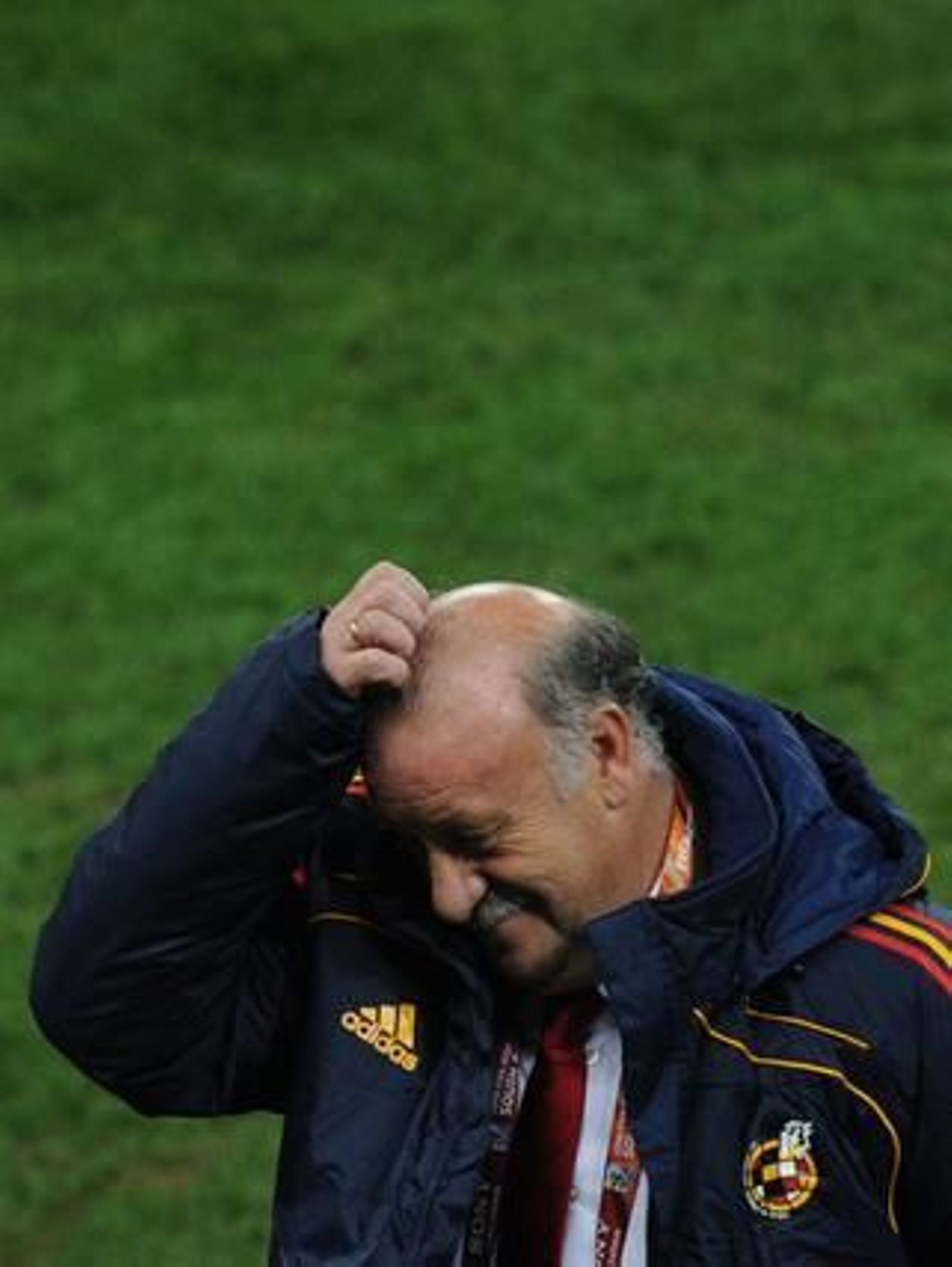 Vicente del Bosque, preocupado en un instante del partido, / AFP
