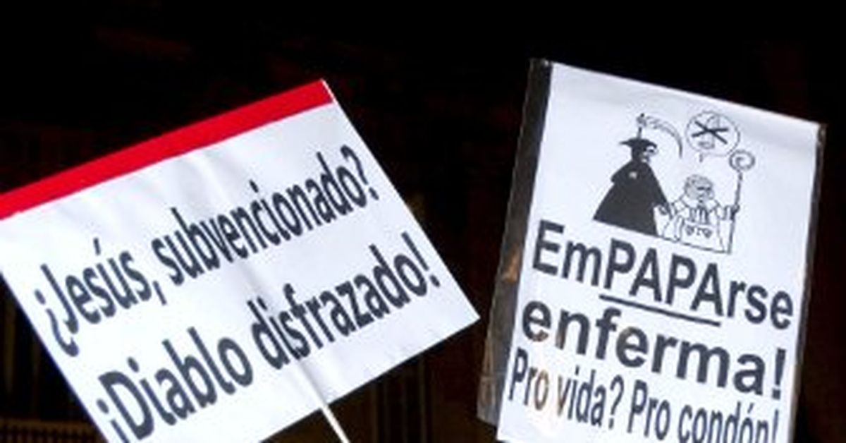 Miles de personas protestan en Barcelona contra la visita del Papa