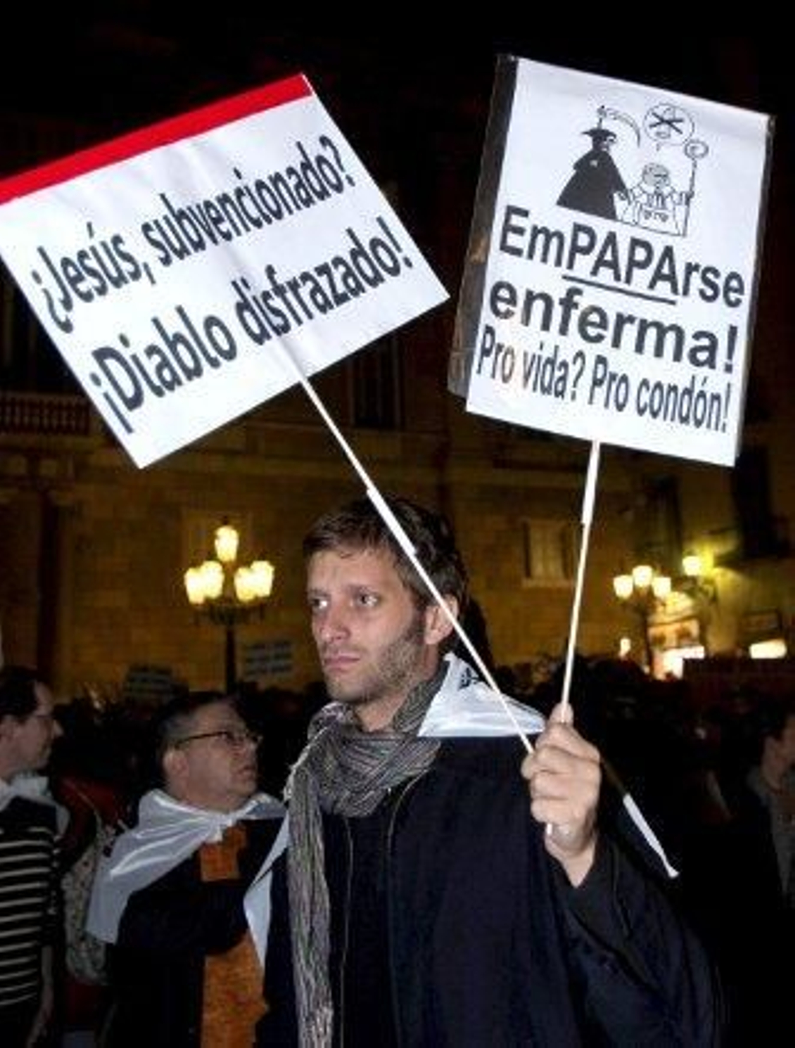 Miles de personas protestan en Barcelona contra la visita del Papa