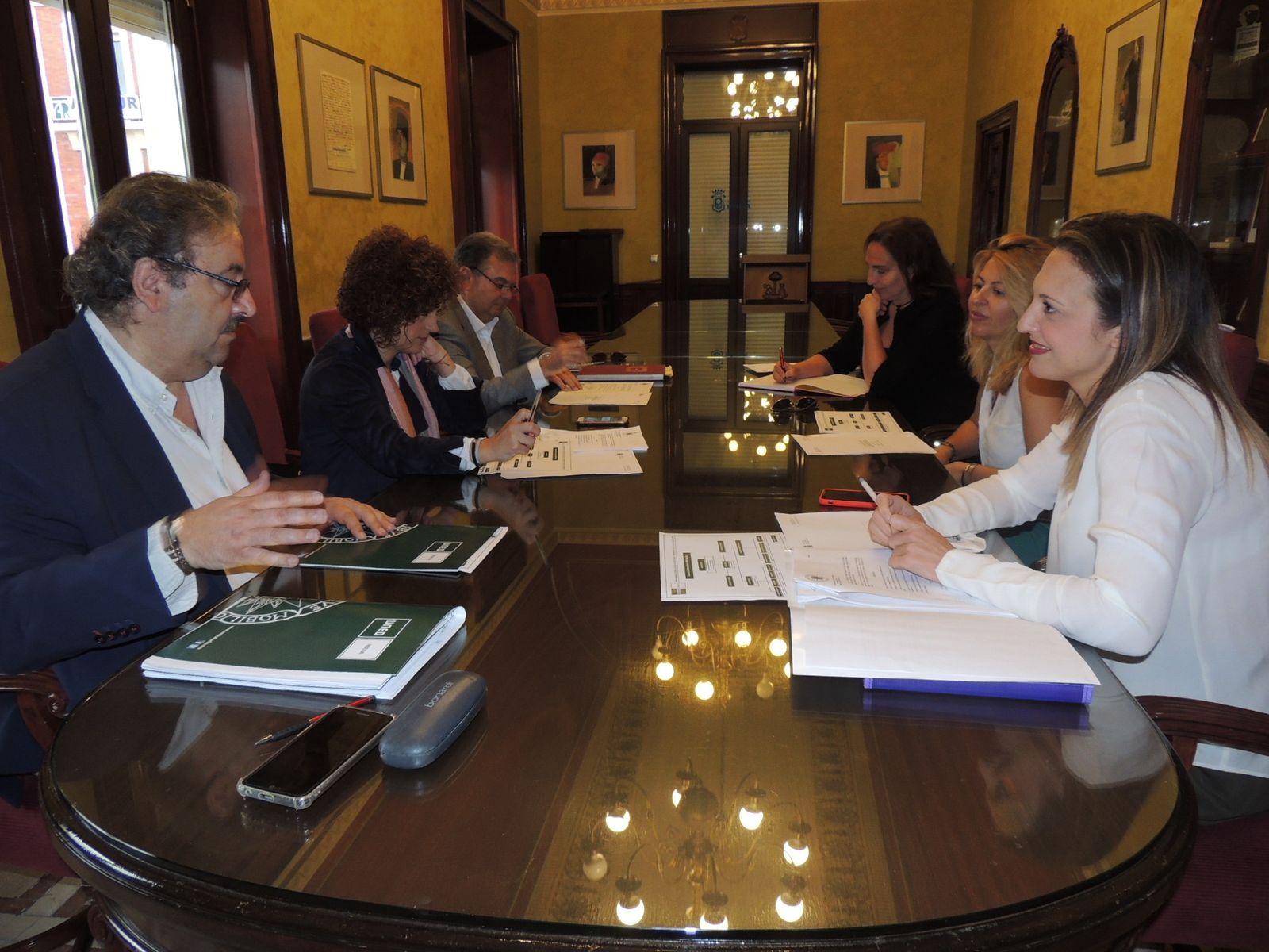 Un momento de la reunión de la junta rectora del Consorcio Universitario de la UNED, que tuvo lugar en el Ayuntamiento de Huelva.