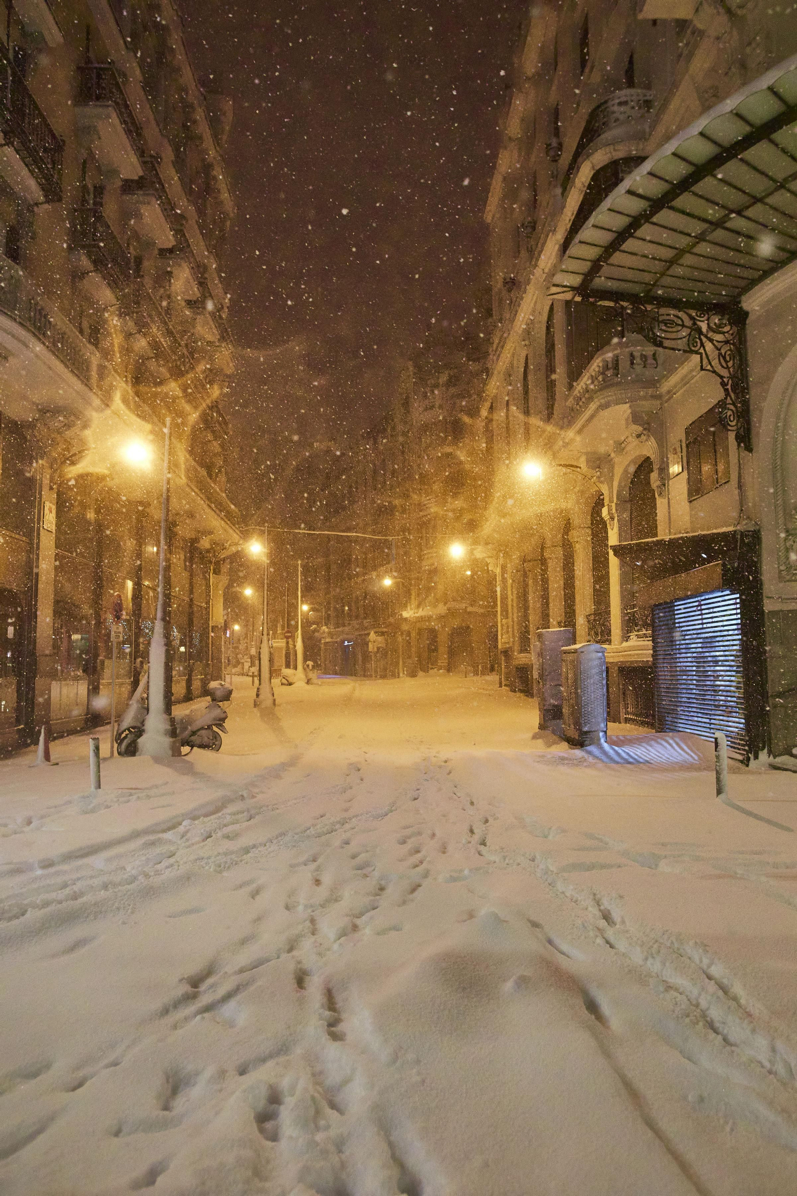 El segundo día del temporal 'Filomena' en imágenes: más nieve y caos